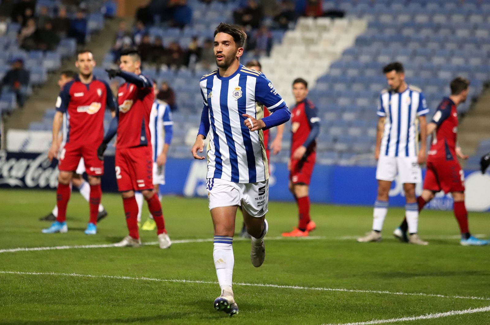 Víctor Barroso se dirige hacia el córner para botar un saque de esquina en el encuentro copero ante Osasuna.