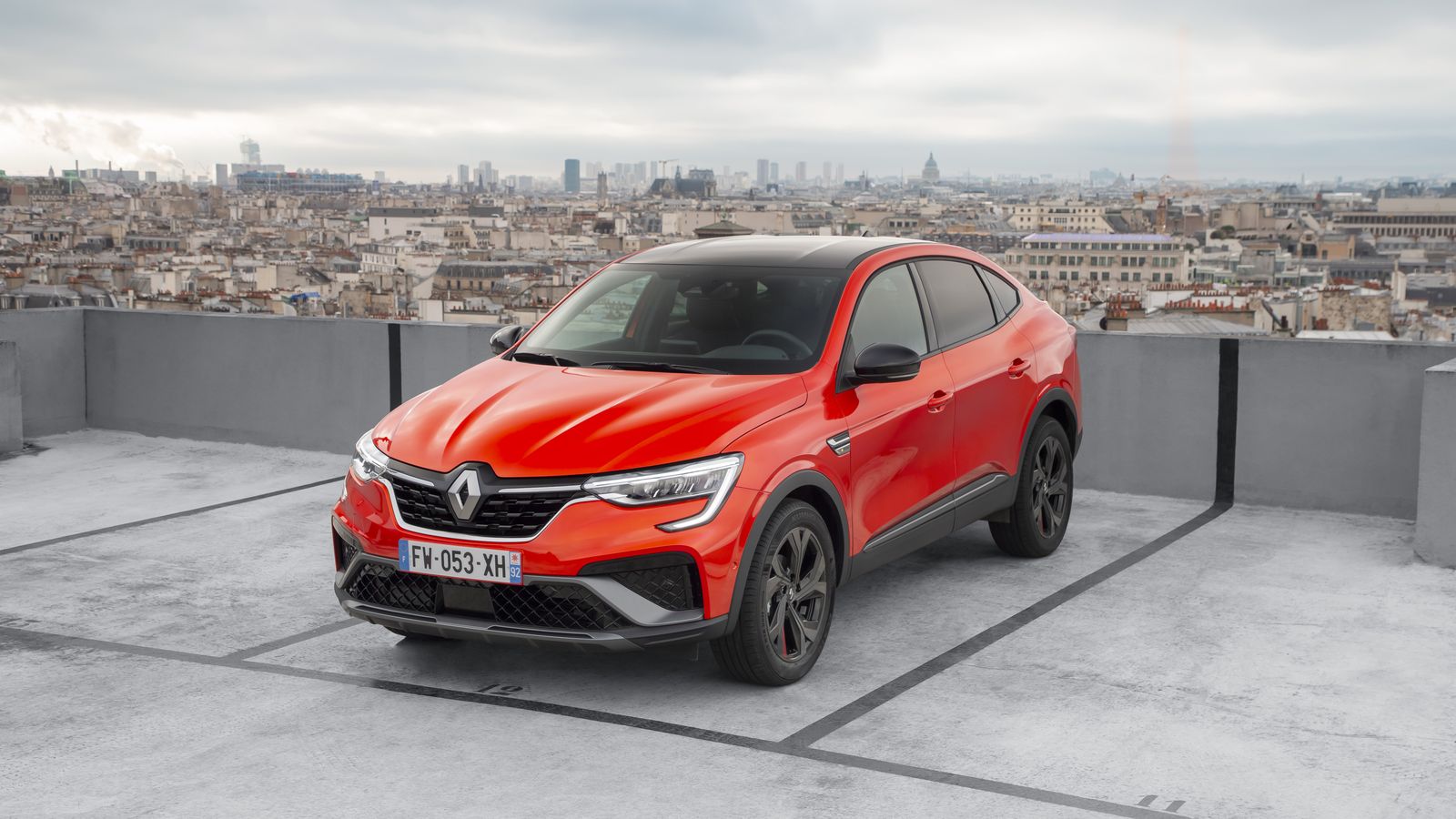 Sus dimensiones le ponen por encima tanto del Captur como del Kadjar, los dos SUV con los que hoy cuenta -junto al marginal Koleos- en su gama.