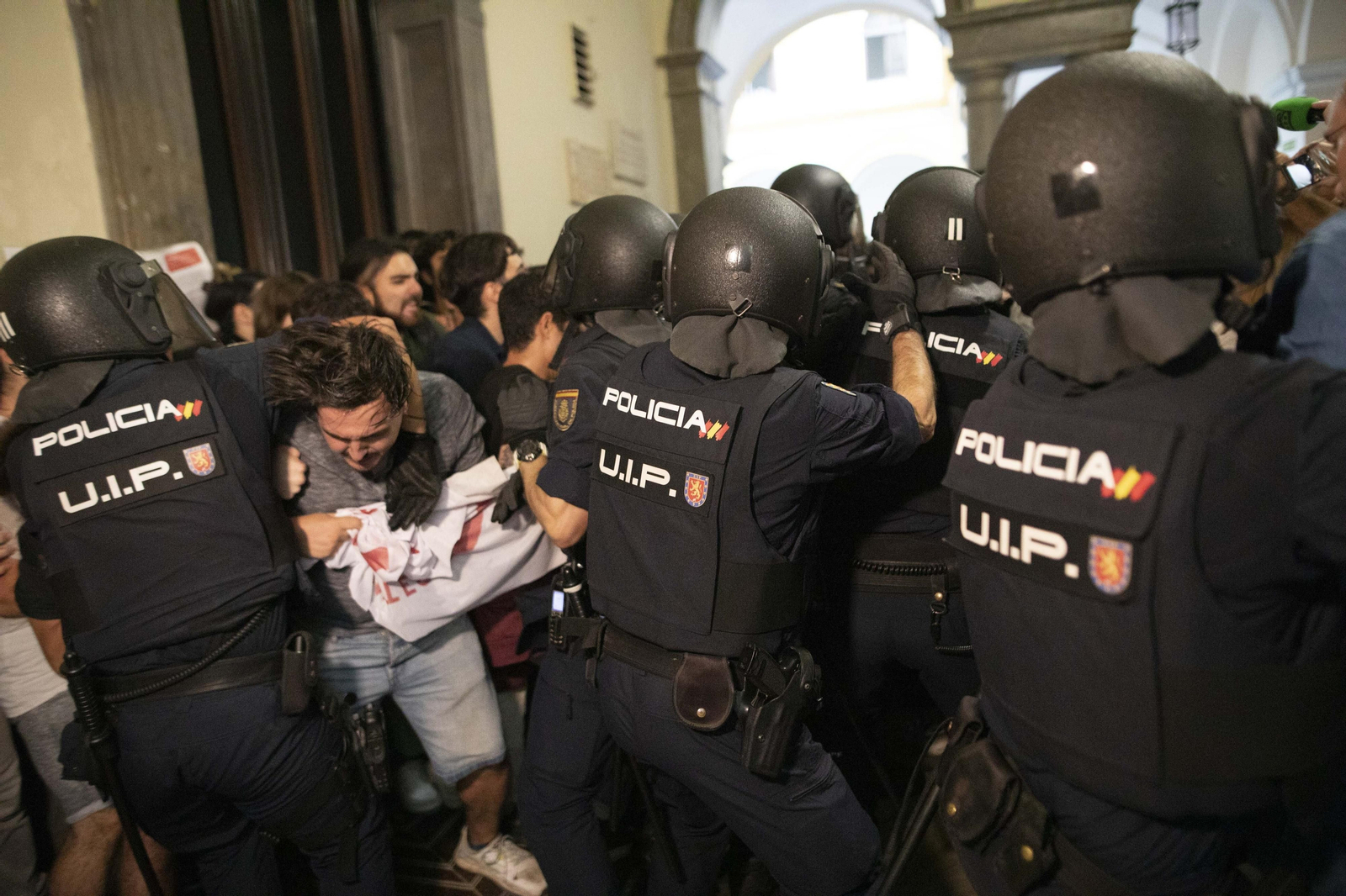 Altercados en la conferencia de Macarena Olona en Granada