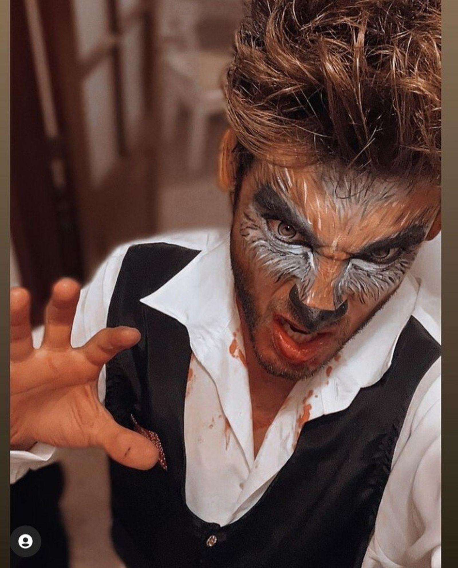 El eurovisvio Blas Cantó que como hombre lobo parece que no se ha repuesto de su mal lugar en el festival