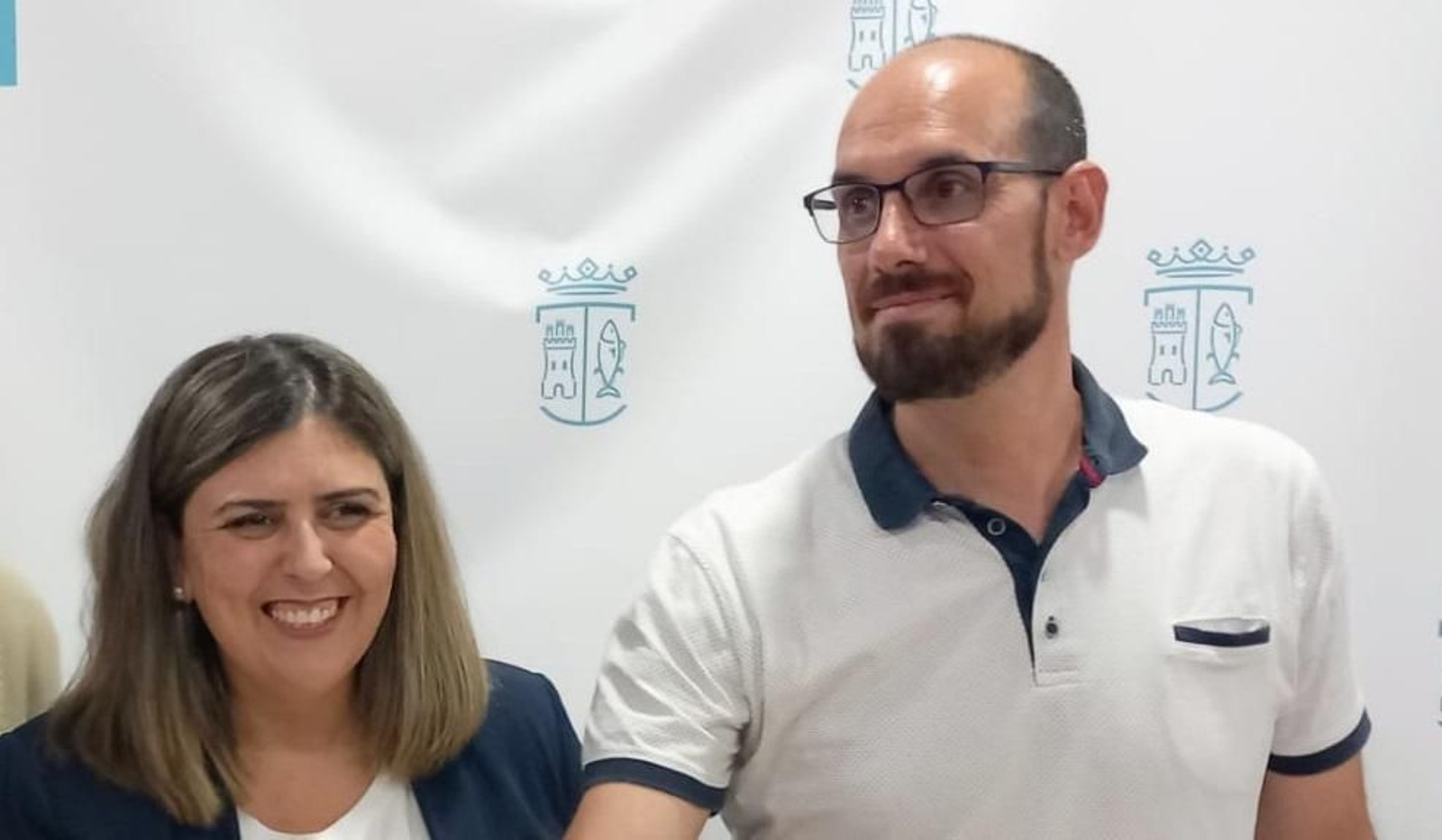 Inmaculada Sánchez, alcaldesa de Conil, y Sergio Cáceres, concejal del Personal, ambos investigados