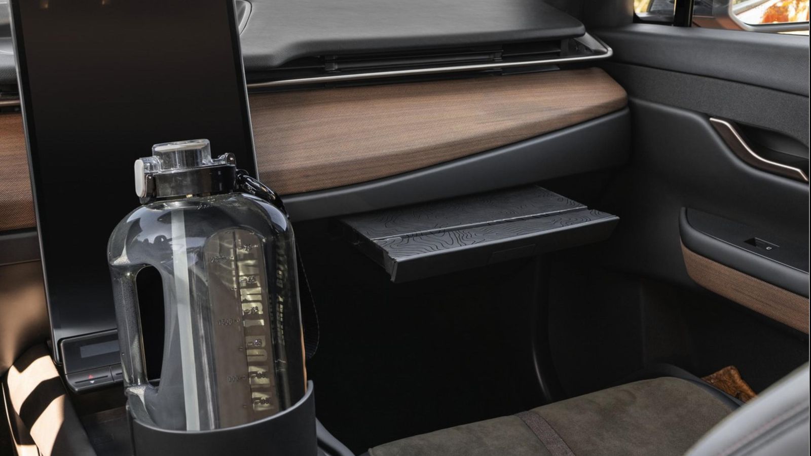 El soporte para las bebidas de este pick-up promete ser el más grande del mercado. Está por detrás de la pantalla vertical que domina el salpicadero.