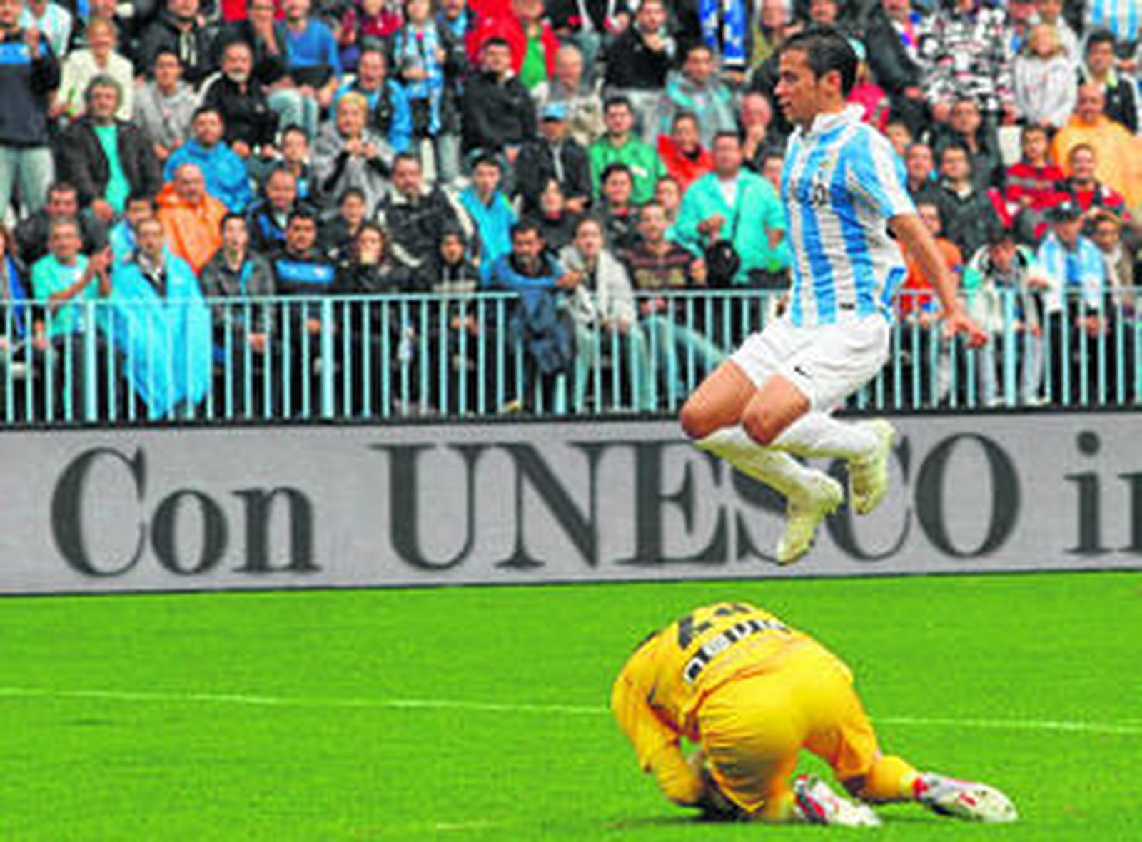 Saviola salta ante la salida de Cobeño, en el pasado partido de Liga ante el Rayo Vallecano.