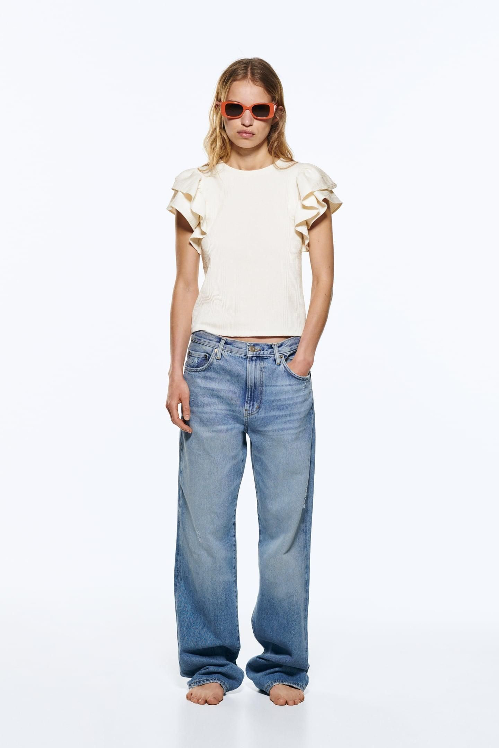 Camiseta de volantes en color blanco de Zara. Camiseta de volantes en color blanco de Zara.