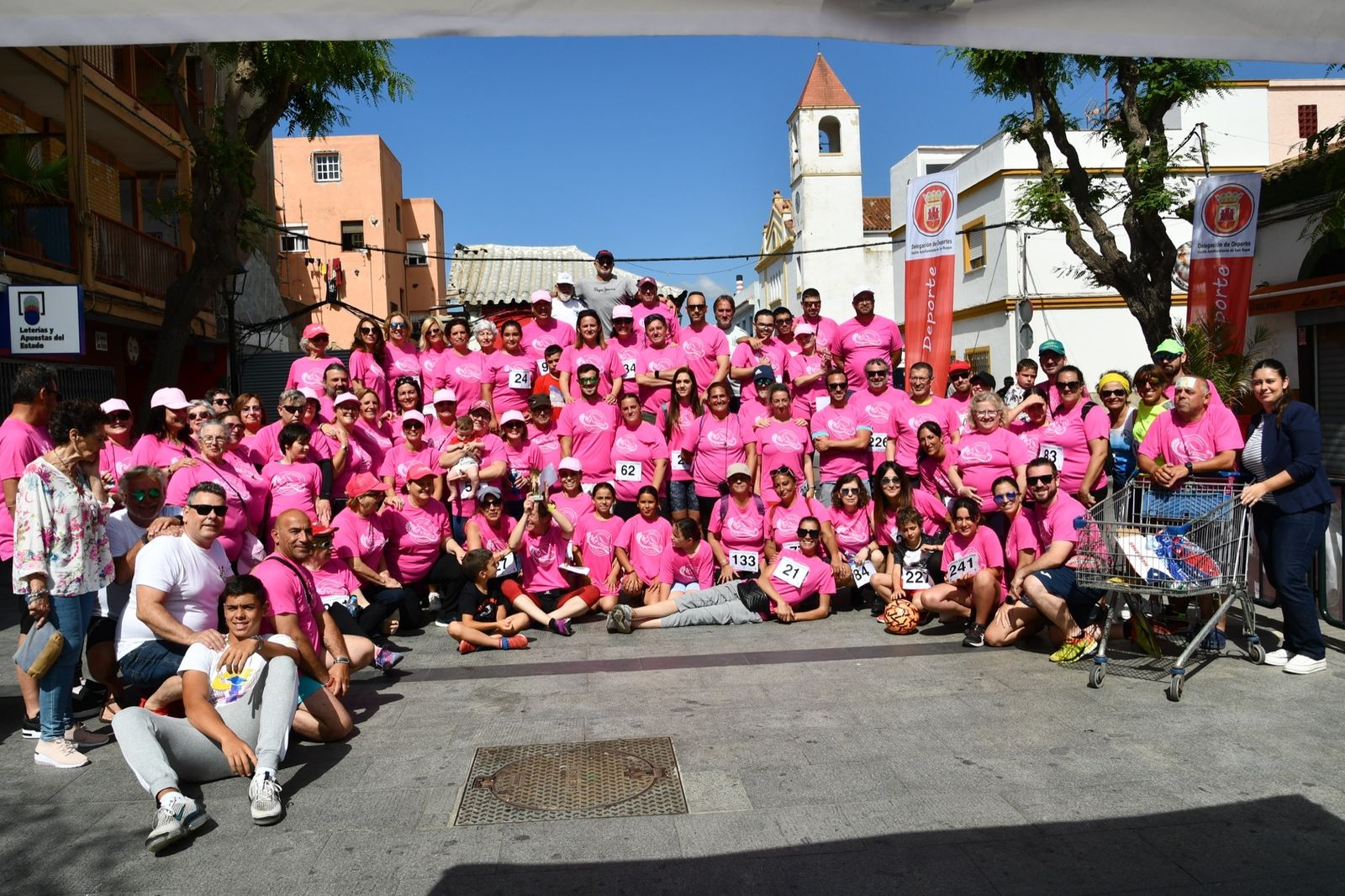Un grupo de participantes y organizadores de la carrera de Puente Mayorga