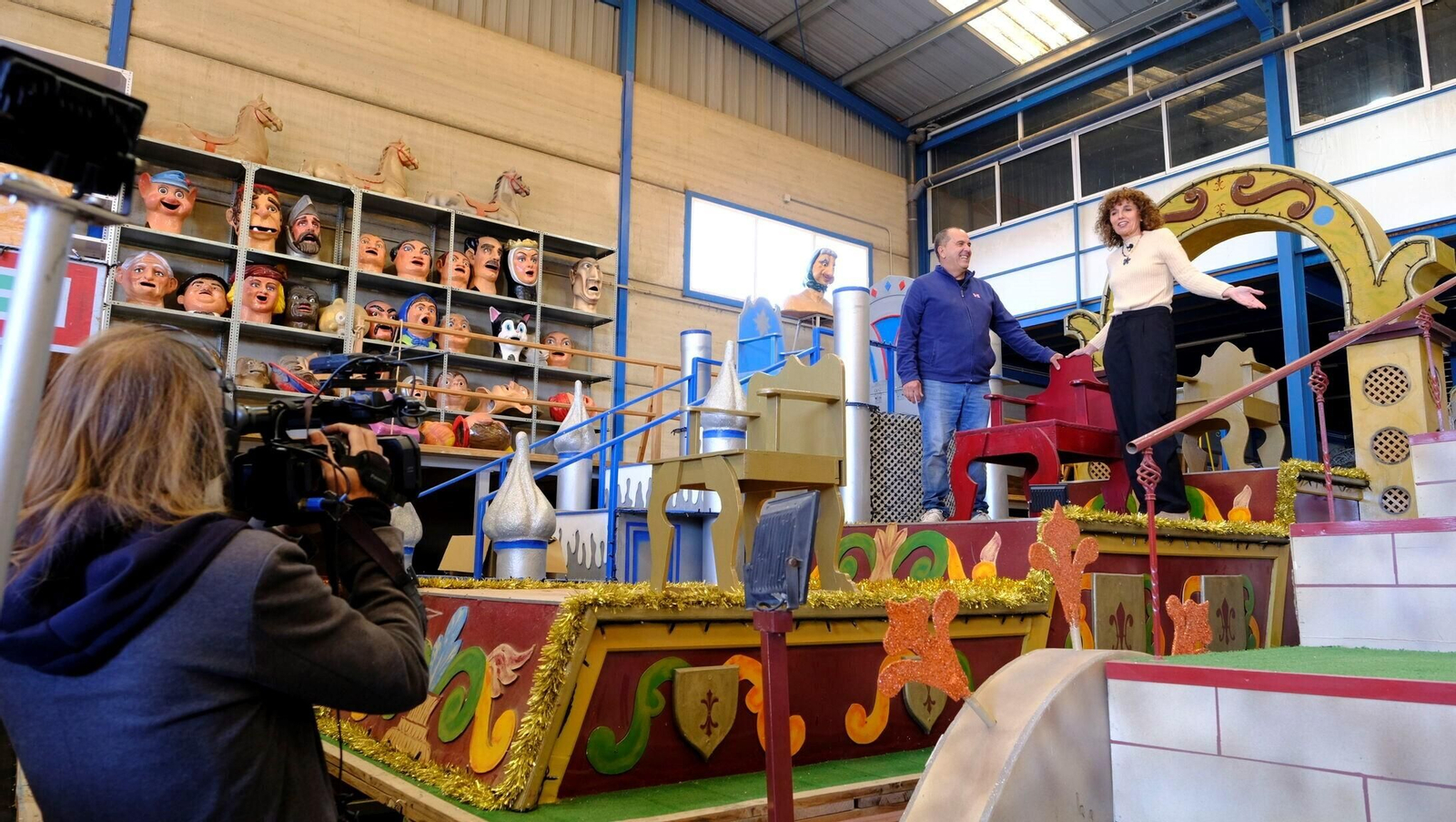 Carrozas que se están confeccionando en los talleres de Publifiestas Conde, en La Cañada, para las cabalgatas de Almería, Málaga y Granada.