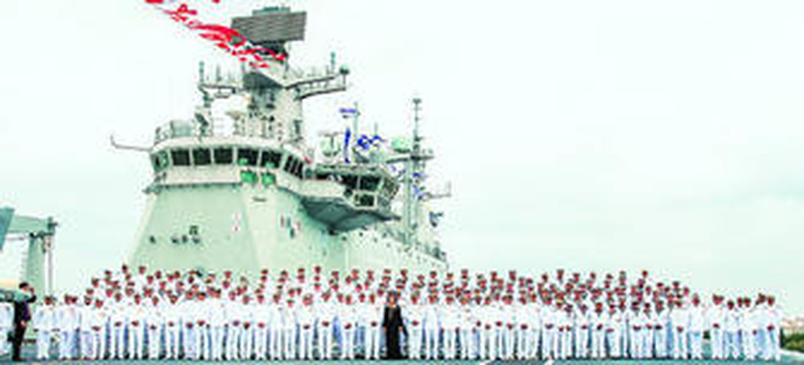 Doña Sofía se fotografió con toda la dotación del 'Juan Carlos I' en la cubierta principal del buque insignia de la Armada española.