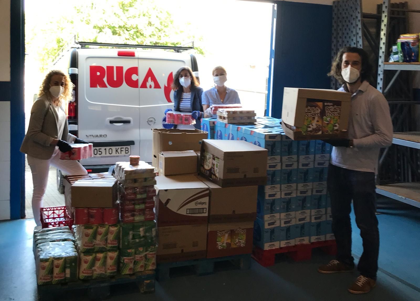 Ruca entrega su importante aportación de alimentos básicos al Kiko Narváez.