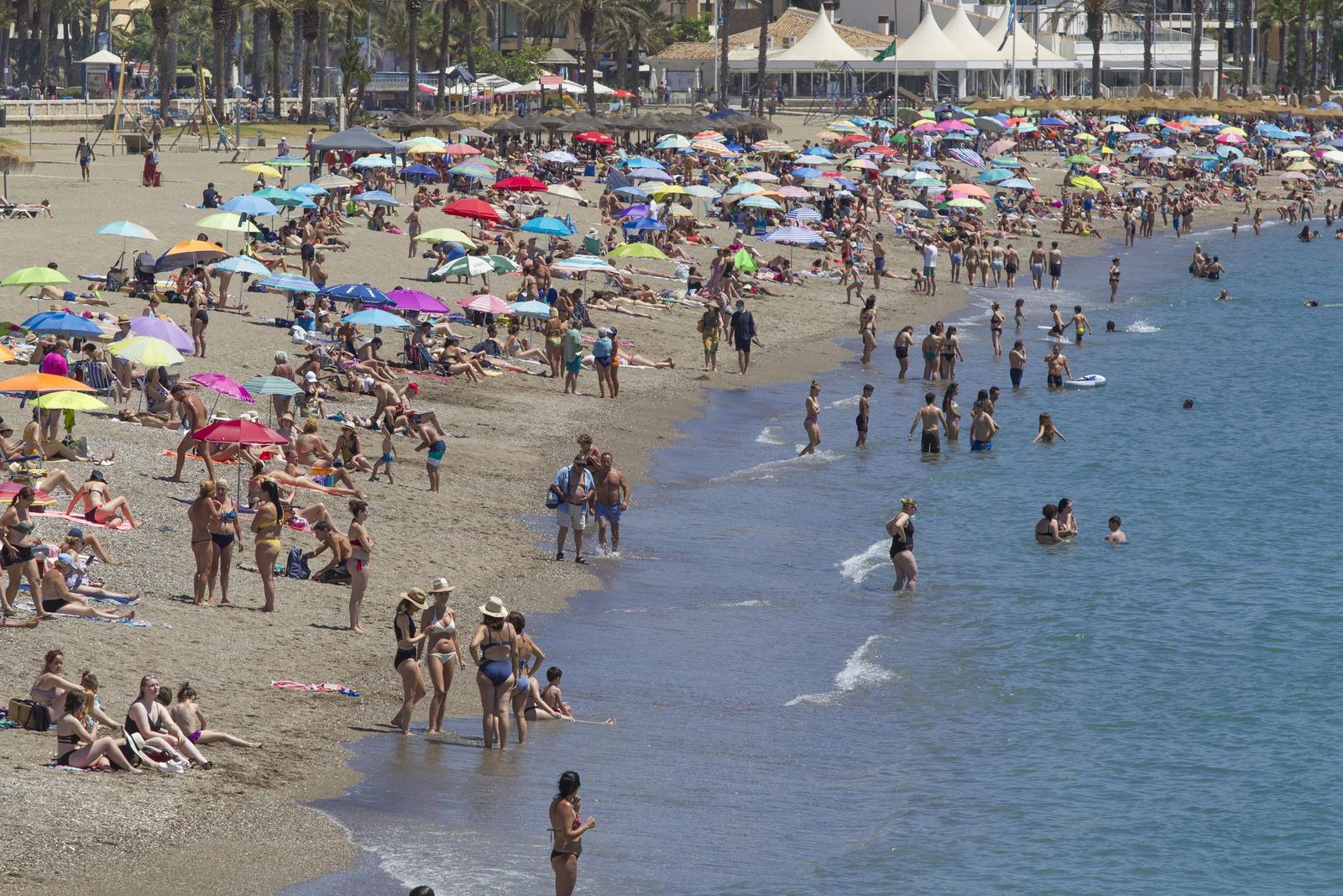 Playa de La Malagueta en una jornada de altas temperaturas, en fotos