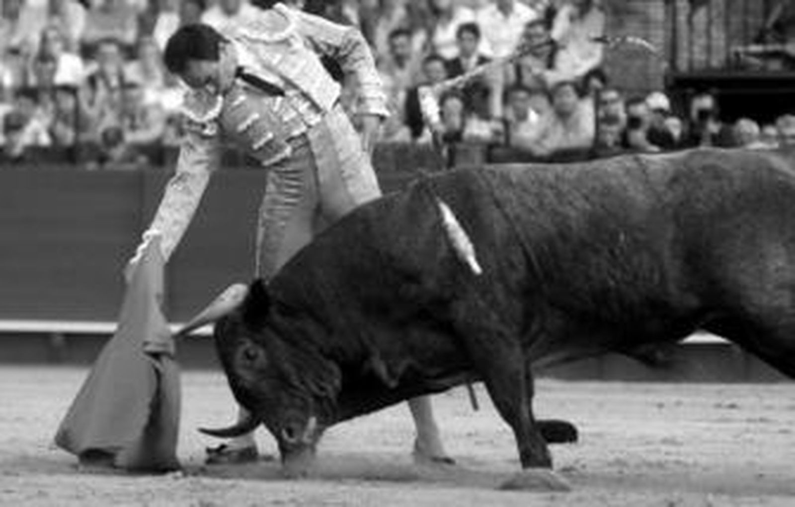 El Cid toreando con la mano derecha a un toro de Victorino el año pasado en la Feria de Sevilla la tarde que abrió la Puerta del Príncipe.