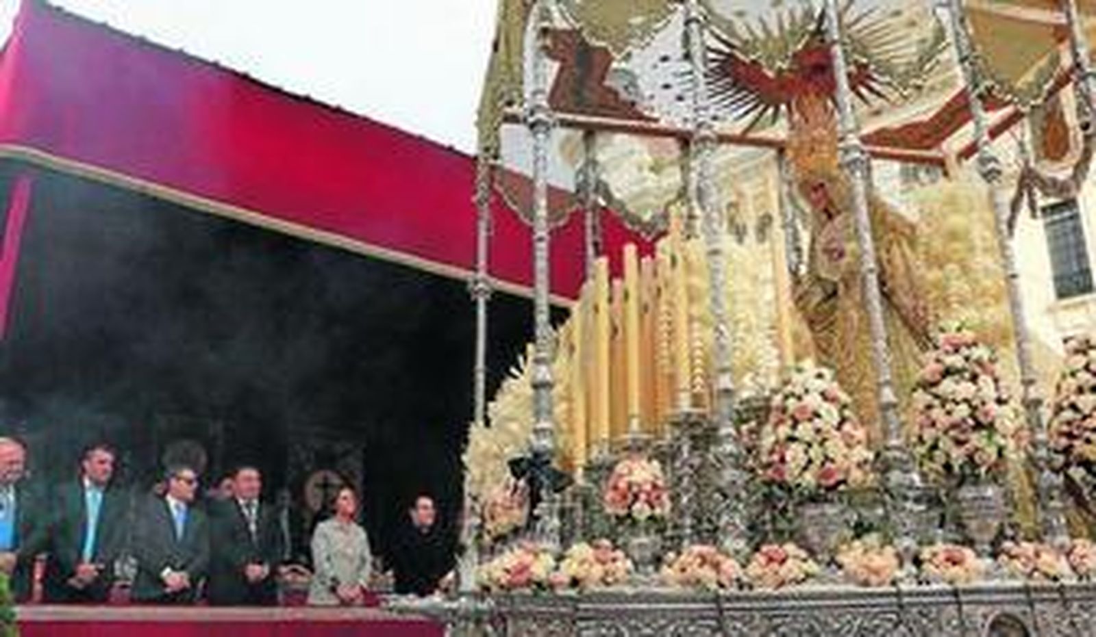 la alcaldesa, Isabel Ambrosio, en el palco de autoridades frente a la Virgen de la Alegría.