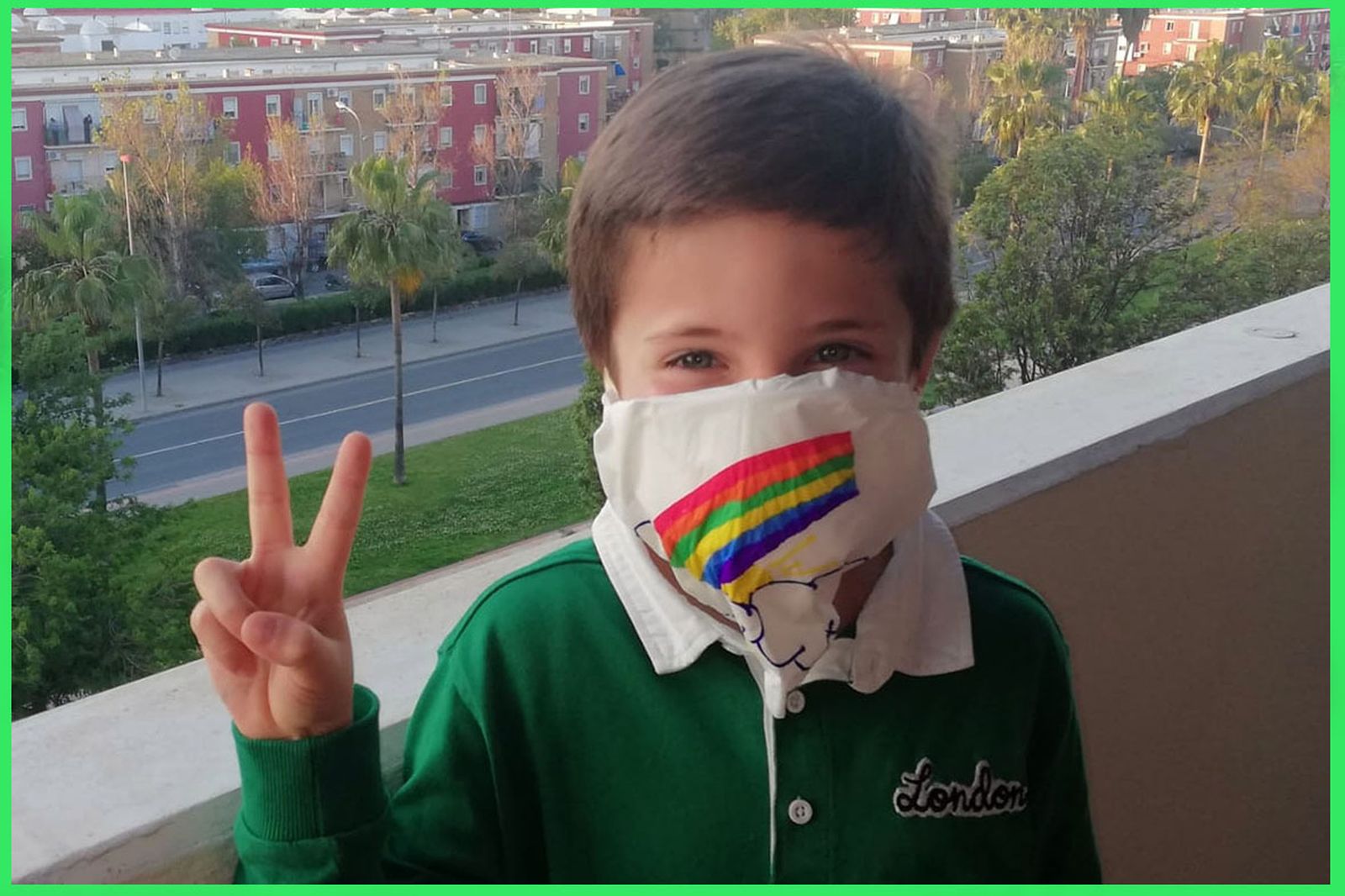 Imágenes de la iniciativa de pintar sonrisas de colores en las mascarillas