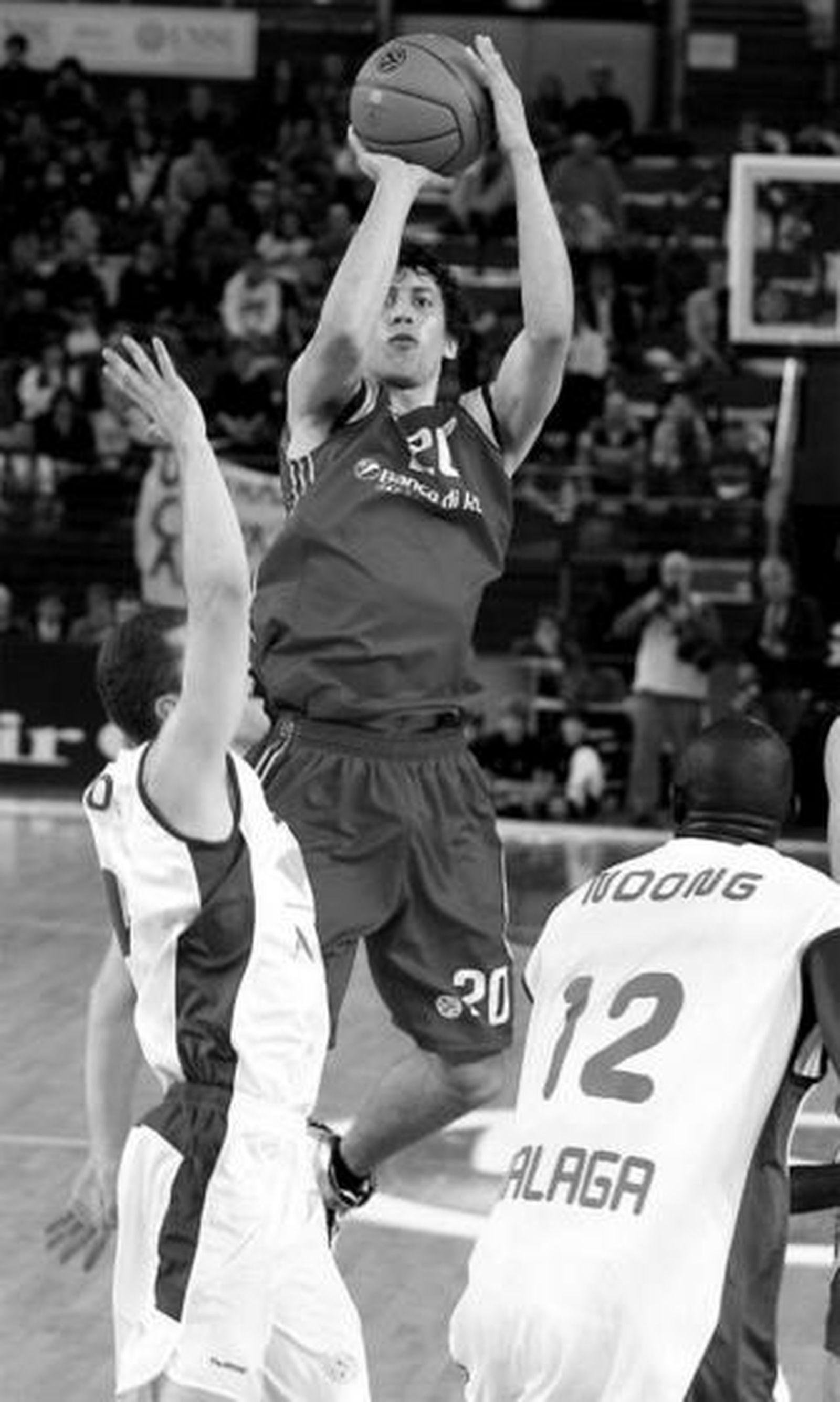 Popovic intenta sin éxito torpedear el tiro a canasta de Ukic.