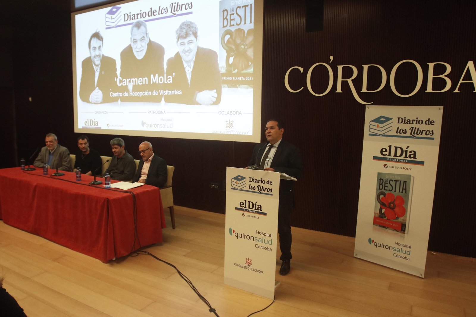 El paso de Carmen Mola por Córdoba, en imágenes