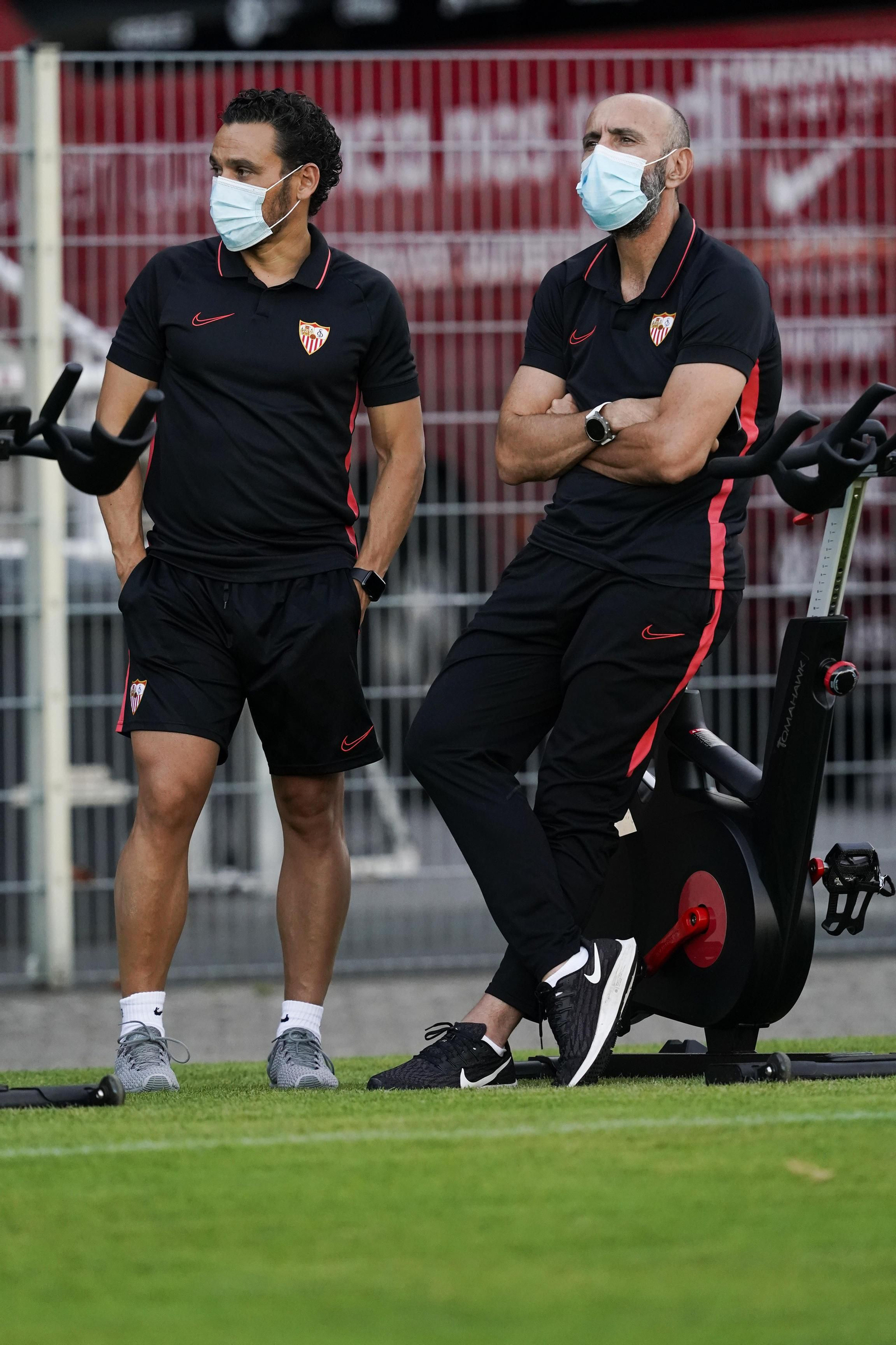 Monchi, con José María del Nido Carrasco en el entrenamiento sevillista en Alemania.