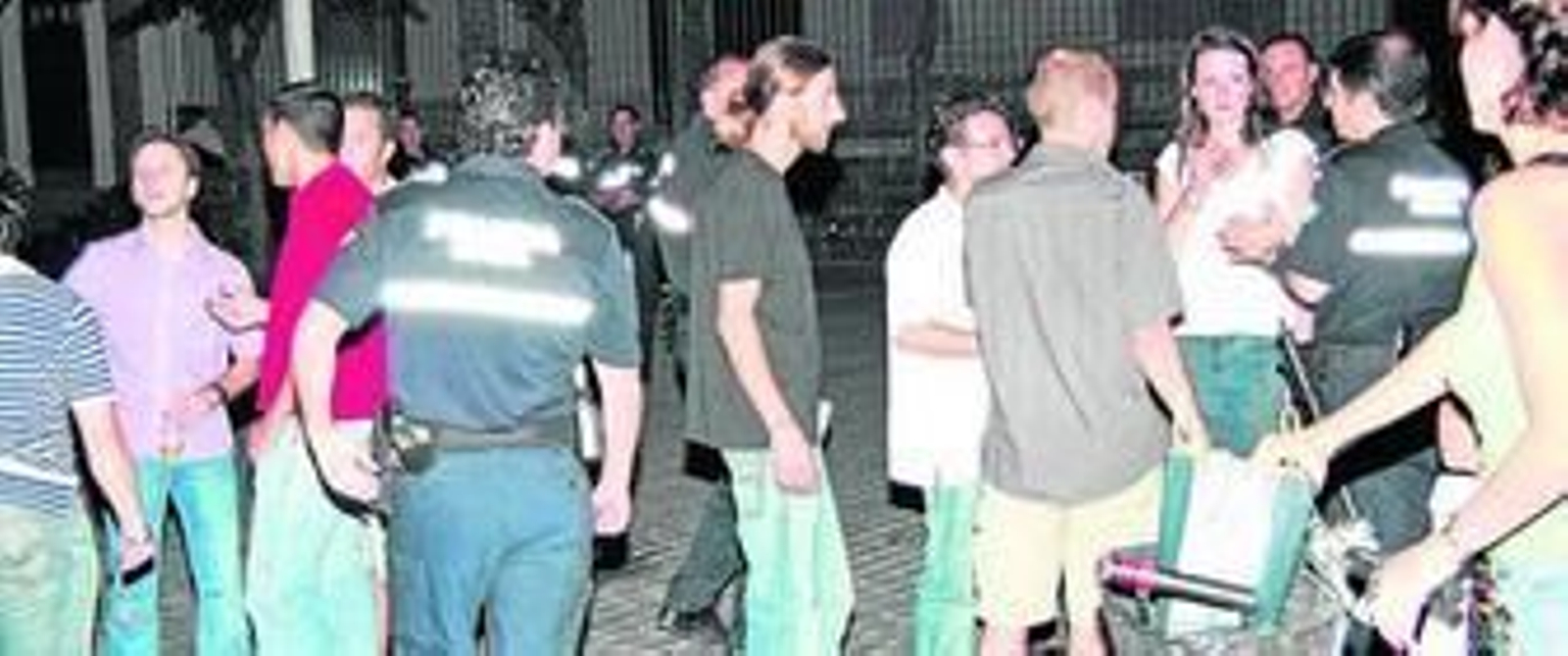 La Policía Local, en una actuación contra la 'botellona' en la Plaza del Salvador.