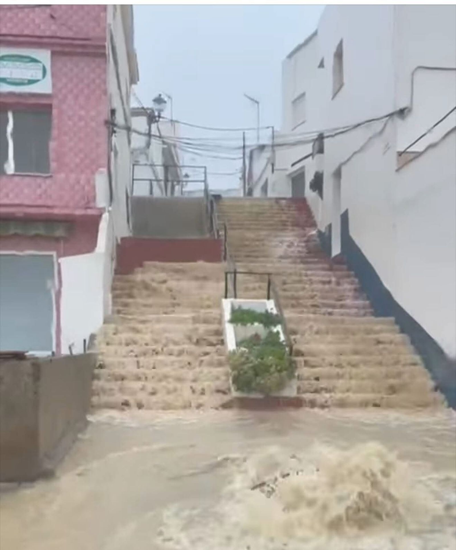 El agua corre por una escalera en San Roque.