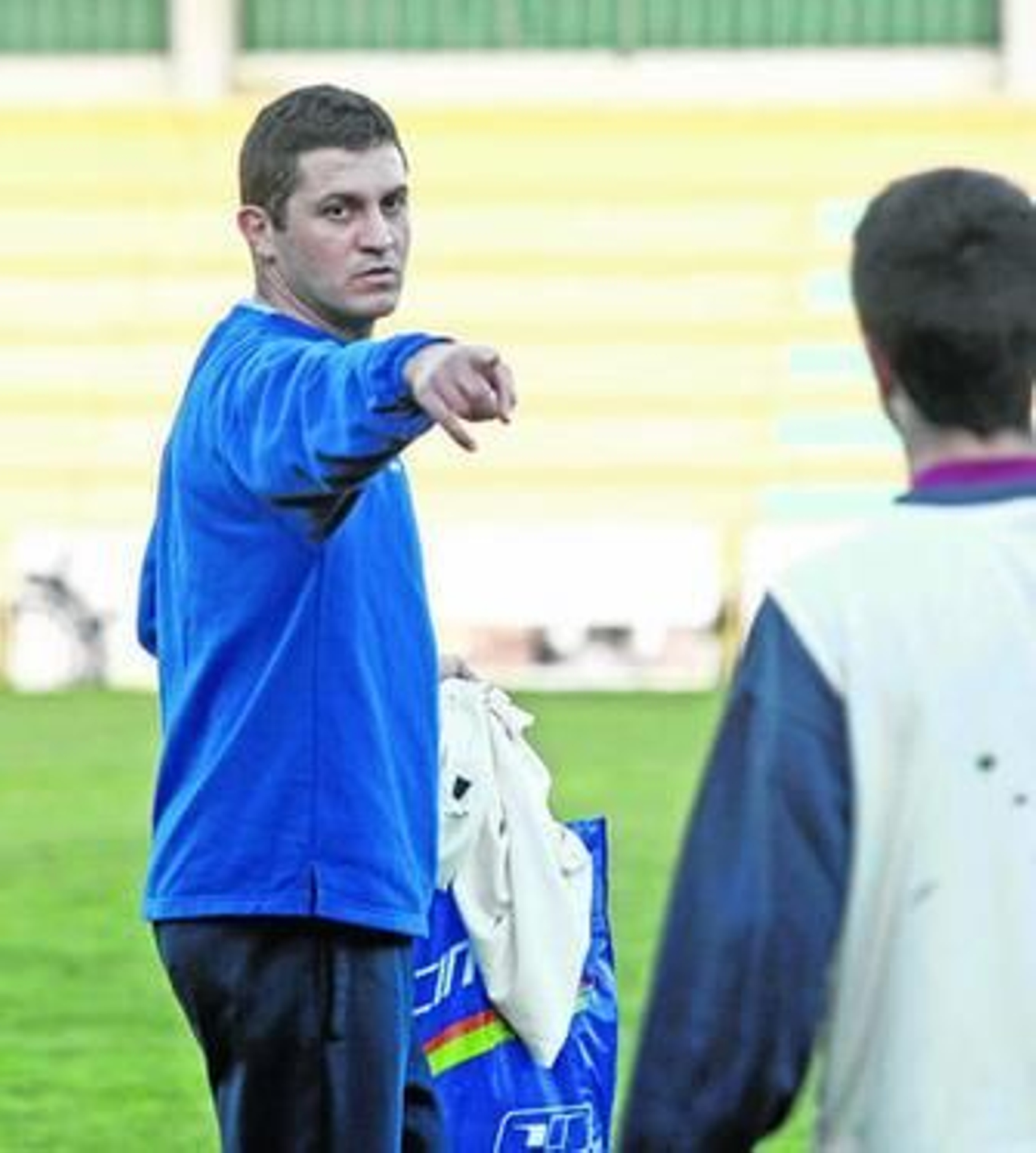 Mariano Marcos señala a un jugador y da órdenes en el entrenamiento de ayer.