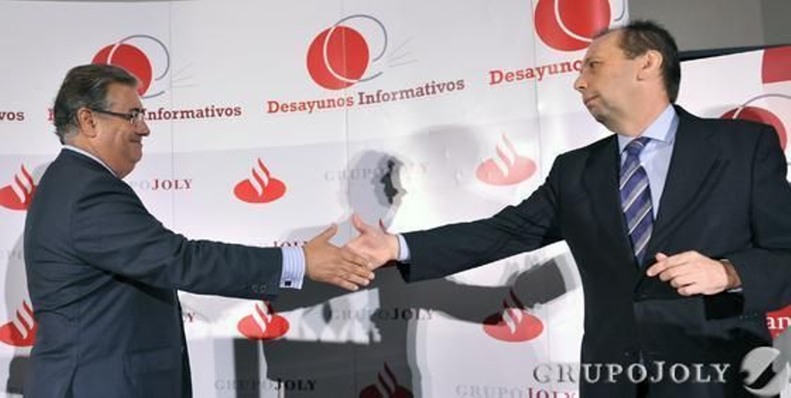 Juan Ignacio Zoido saluda al director de 'Diario de Sevilla', José Antonio Carrizosa.

Foto: Belén Vargas / Juan Carlos Vázquez