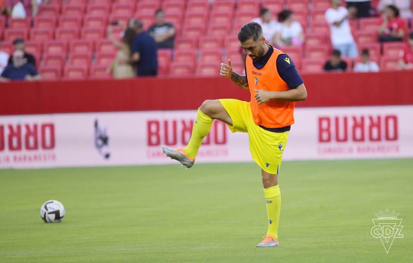 Alberto Perea calienta antes del Trofeo Antonio Puerta.