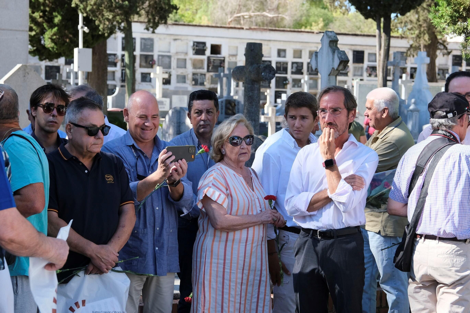 Las fotografías de la ofrenda floral a Manolete en Córdoba: entre claveles rojos y hazañas