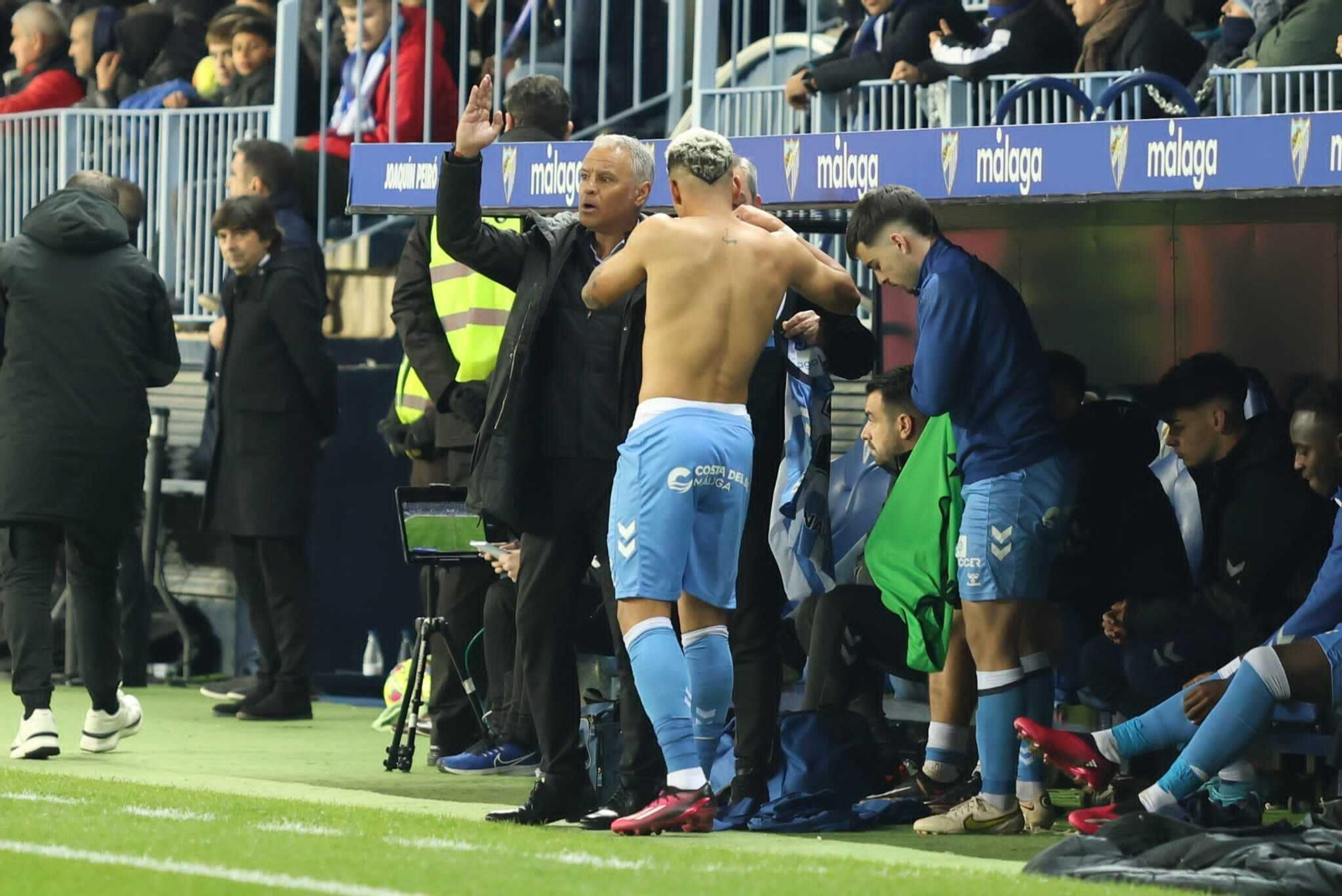 Sergio Pellicer dándole las últimas indicaciones a Loren Zúñiga antes de salir al campo.