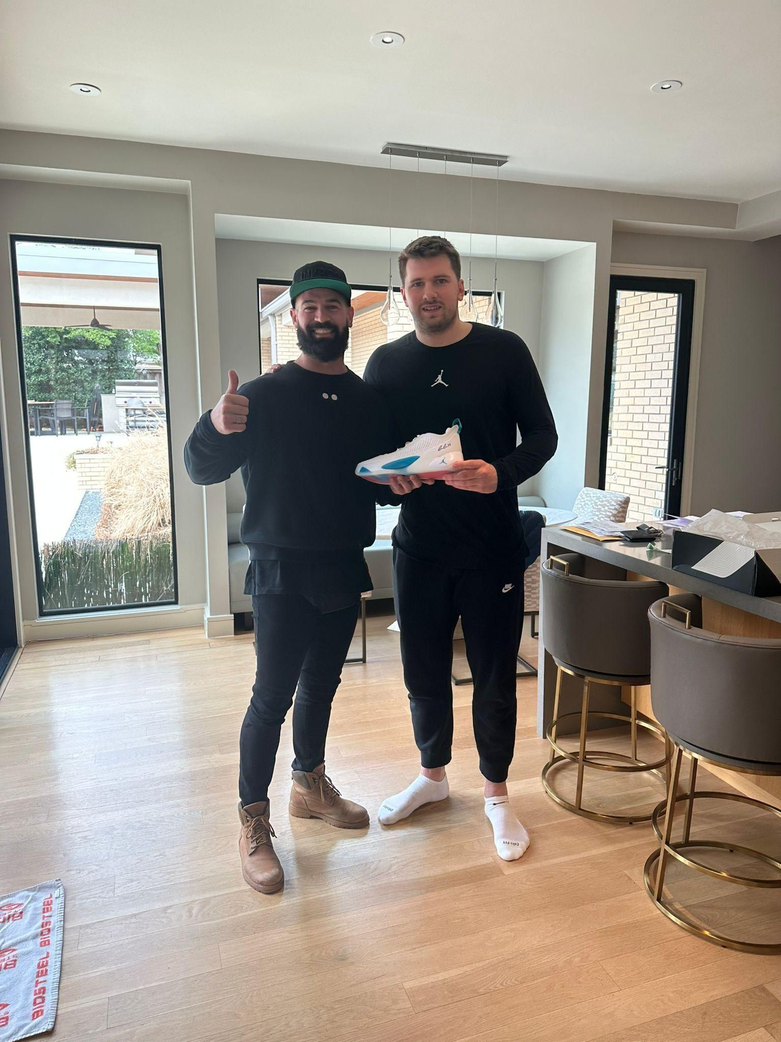 Rodrigo Gálvez y Luka Doncic con las zapatillas que le ha regalado.