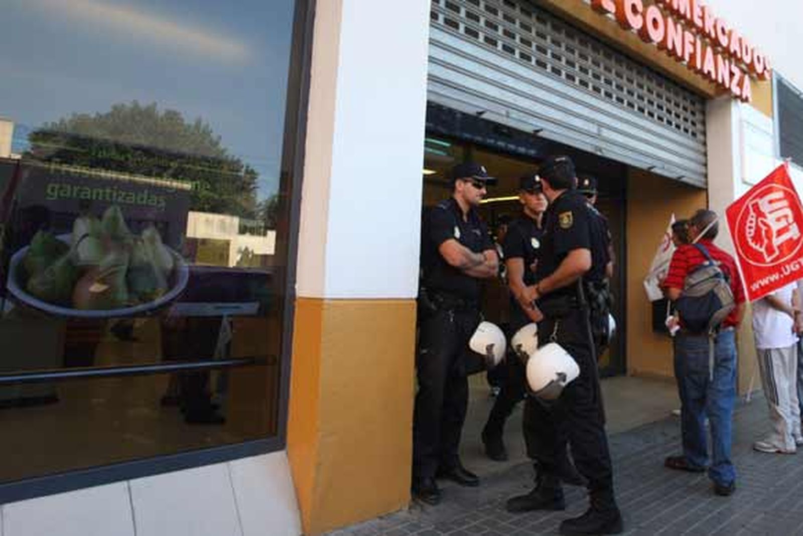 La protesta sindical no paralizó la Comarca, aunque sí tuvo incidencia en la gran industria y el puerto

Foto: Paco Guerrero