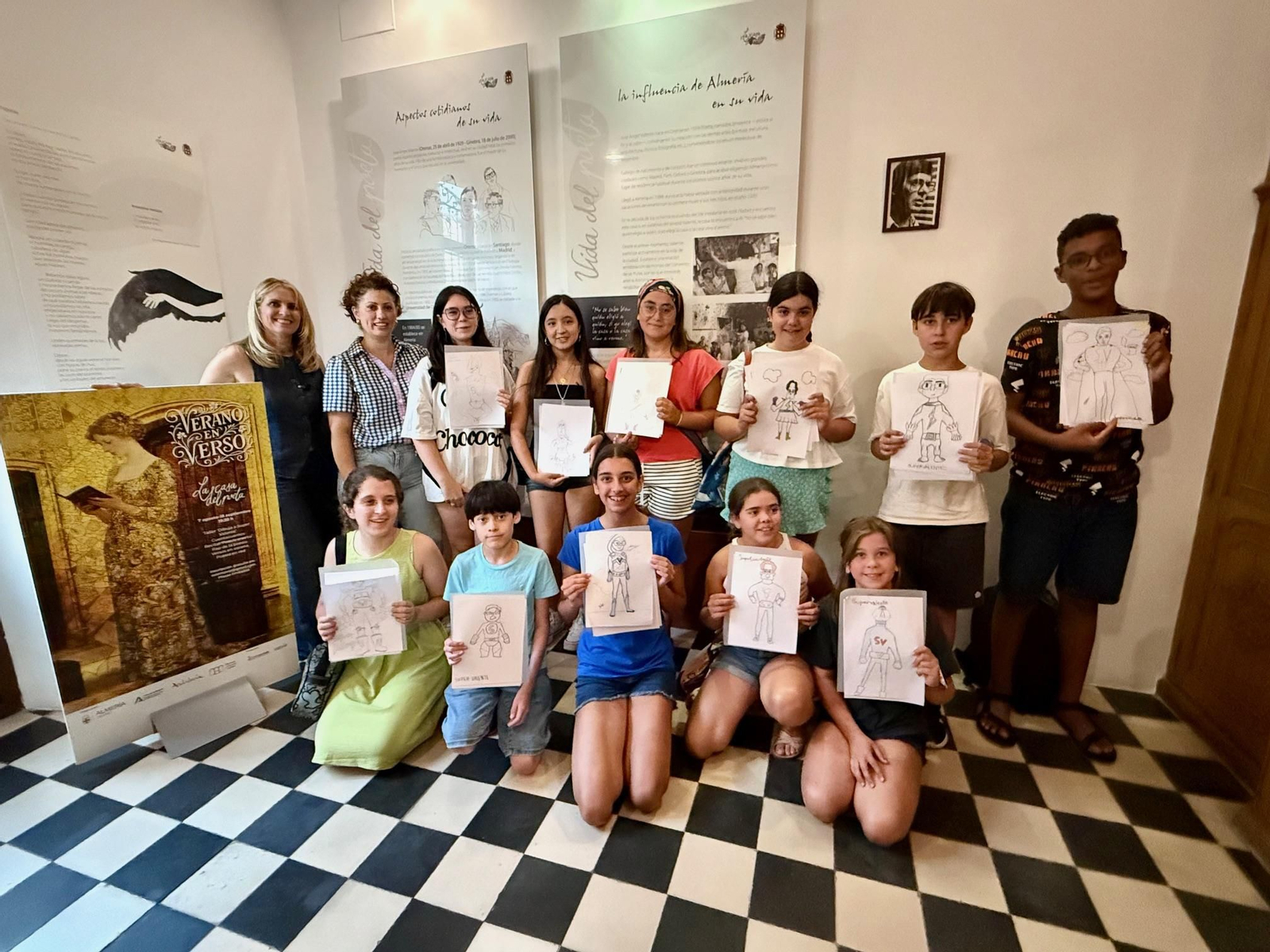 Emilia Álvarez y Sol Ruiz con los participantes en el taller.
