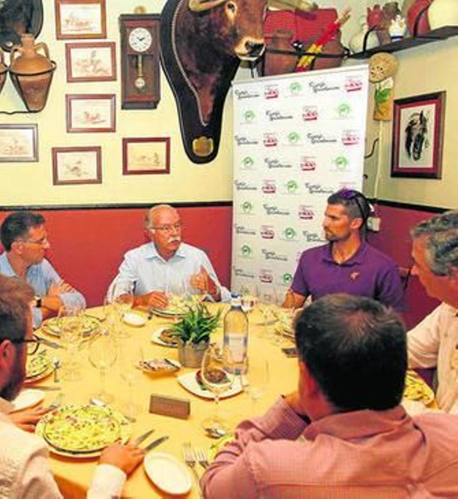 Manuel Morón habla durante la comida en El Cortijo de Guadacorte. Manuel Morón habla durante la comida en El Cortijo de Guadacorte.