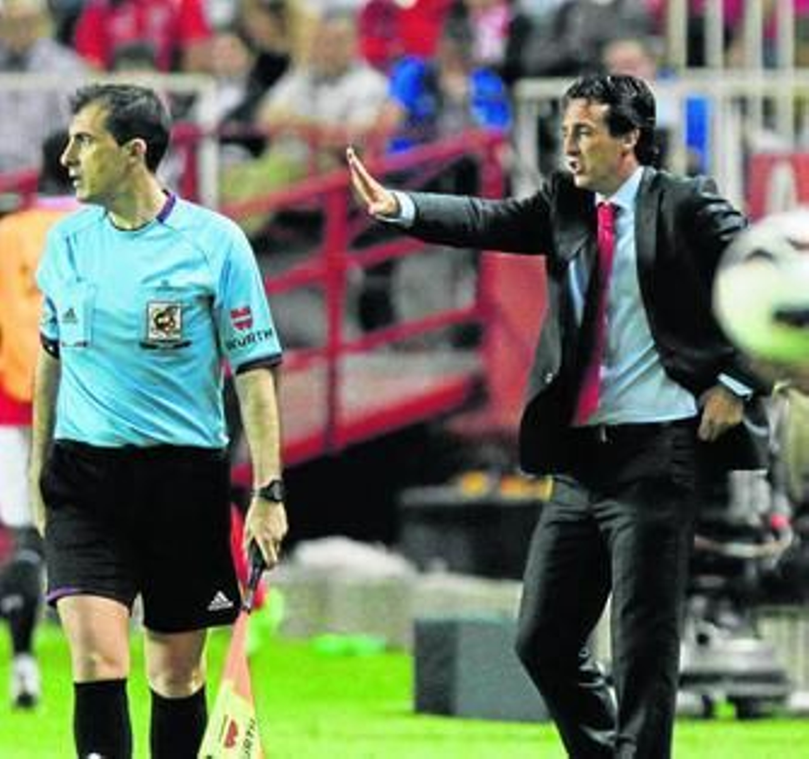 Unay Emery da instrucciones a sus futbolistas durante un lance del partido ante el Atlético.