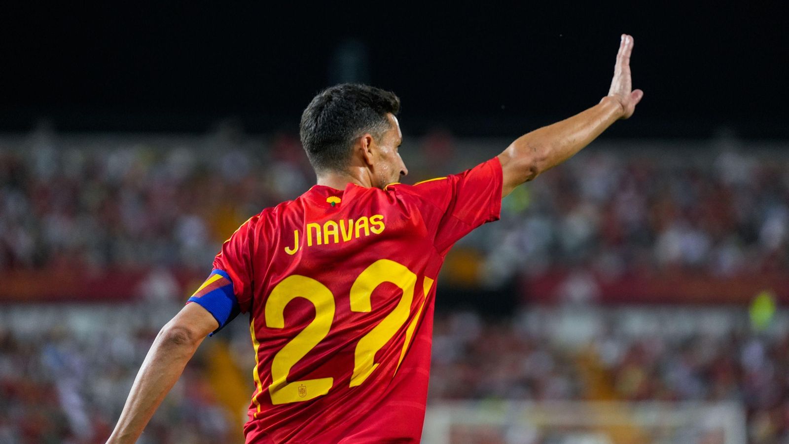 Jesús Navas, con el brazalete de capitán de la selección, hace un gesto en el partido contra Andorra.