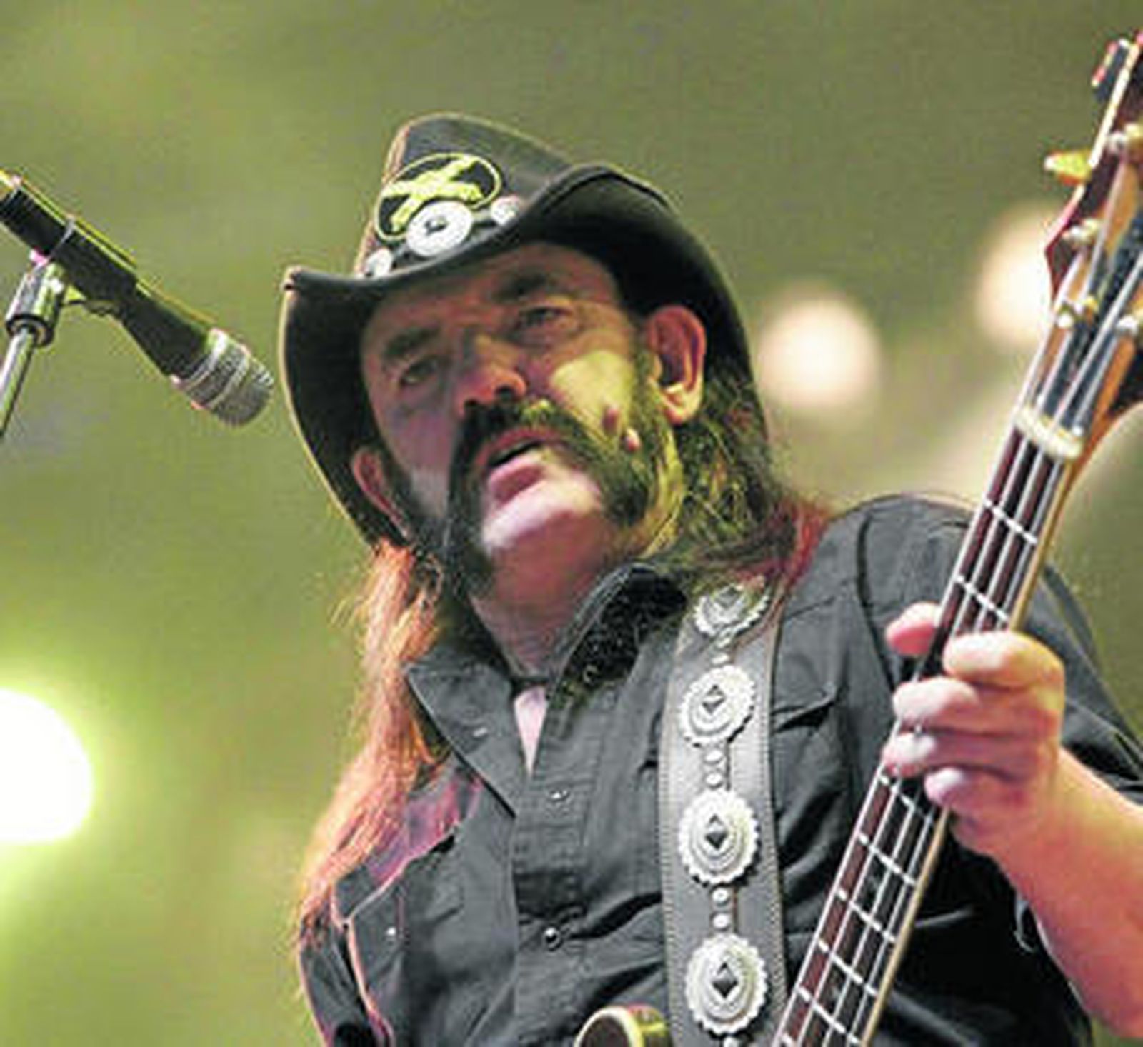 Lemmy Kilmister, cantante de Motörhead, durante un concierto en 2010 en el Paléo Festival de Nyon (Suiza).