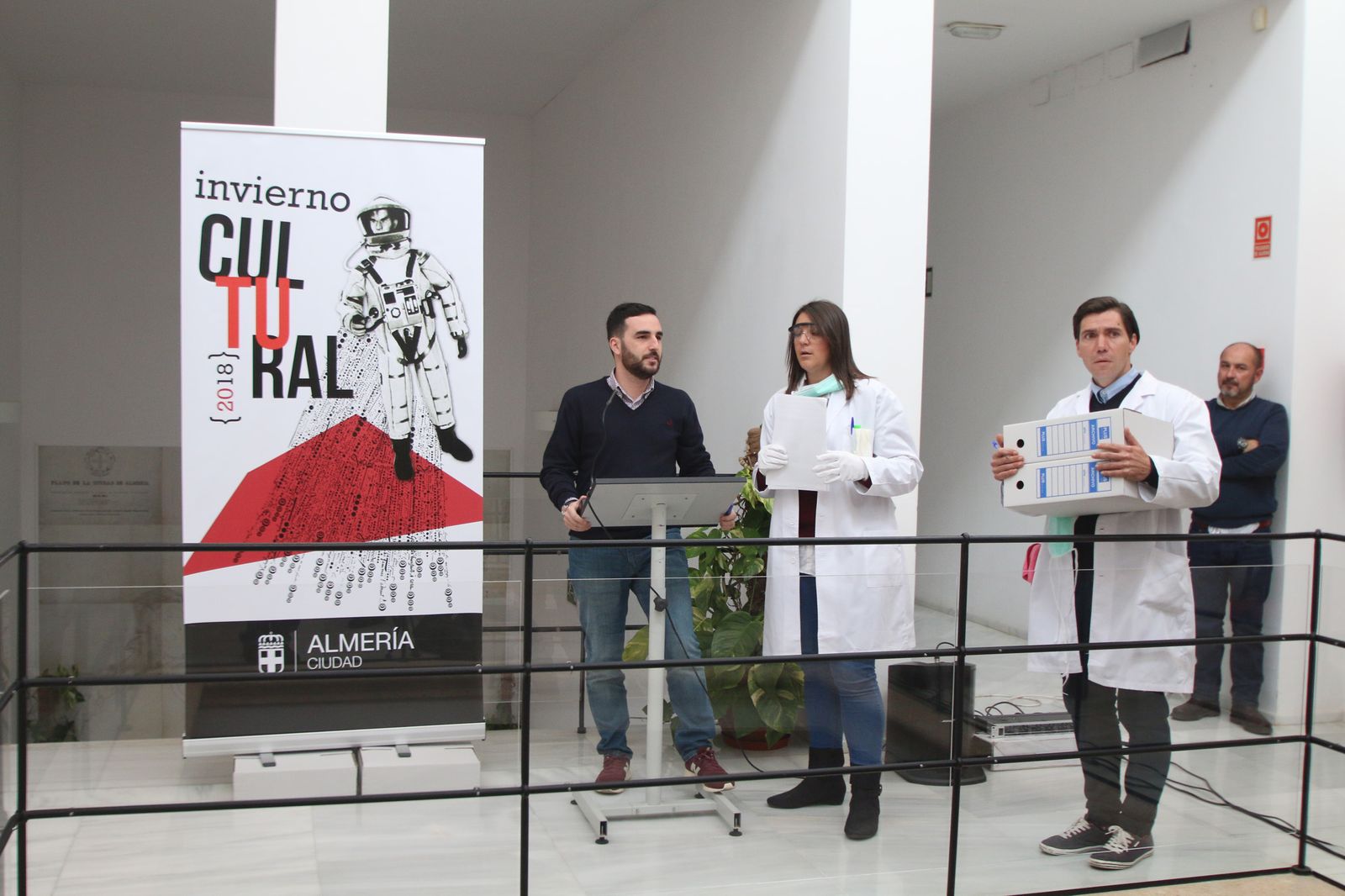 El concejal de Cultura, Carlos Sánchez, presentando ayer la programación del 'Invierno Cultural'.