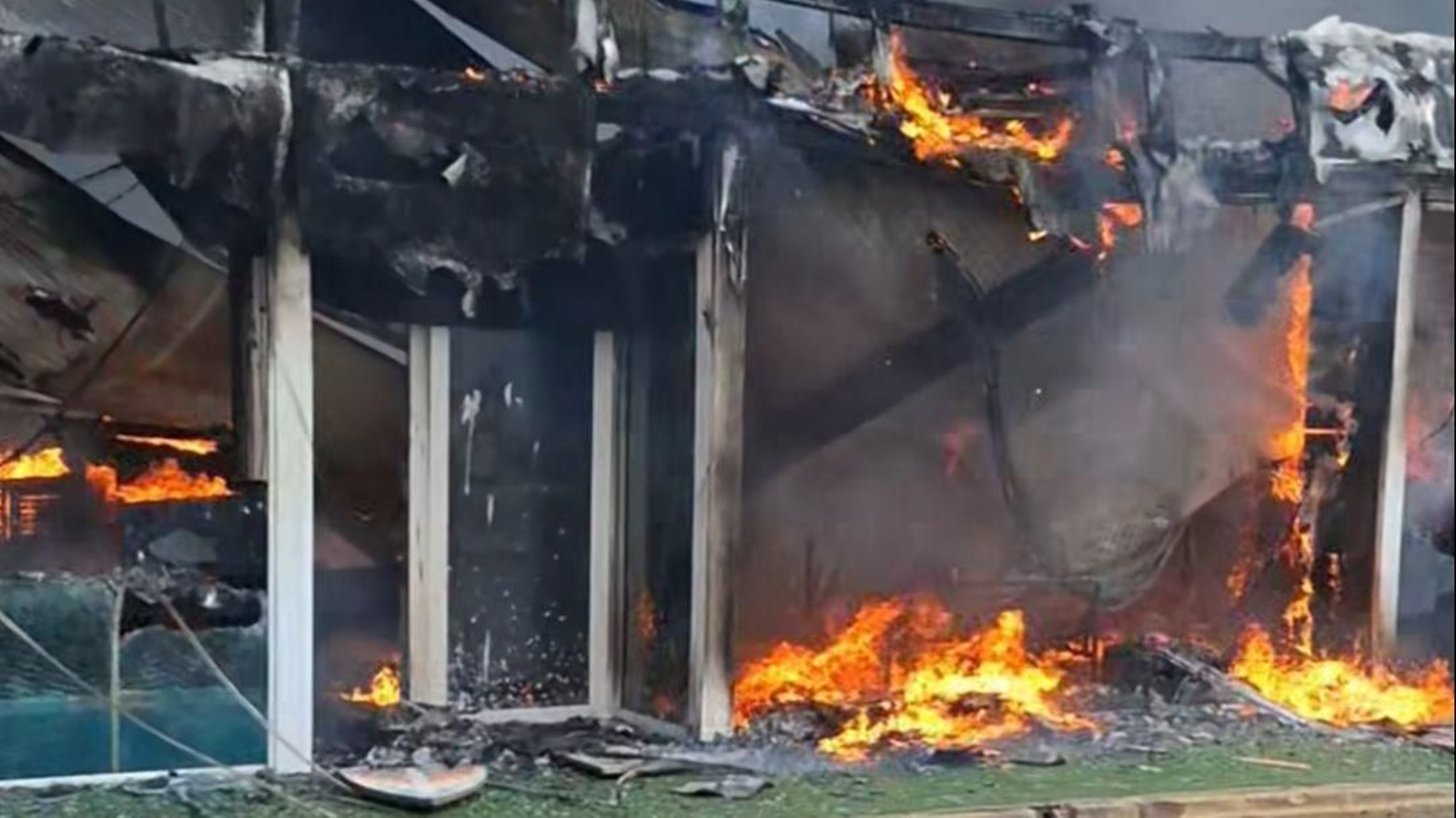 Incendio en el bar Esencia Beach de Almerimar.
