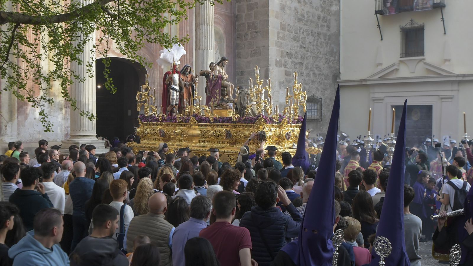 Salida del Señor de la Humildad desde la Iglesia de Santo Domingo, Martes Santo 2023. ARCHIVO (Granada Hoy)
