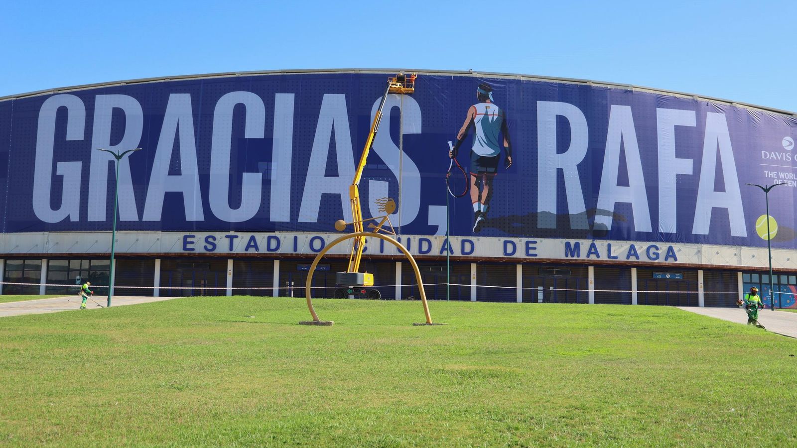 La pancarta de homenaje a Rafa Nadal en el Ciudad de Málaga, en imágenes