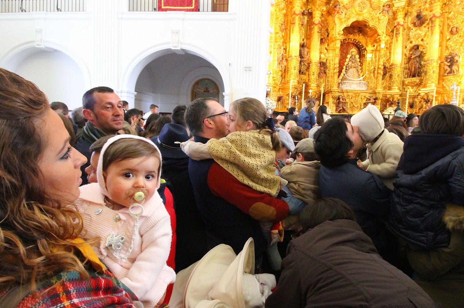 El Rocío celebra La Candelaria con la presentación de los niños a la Virgen, en imágenes