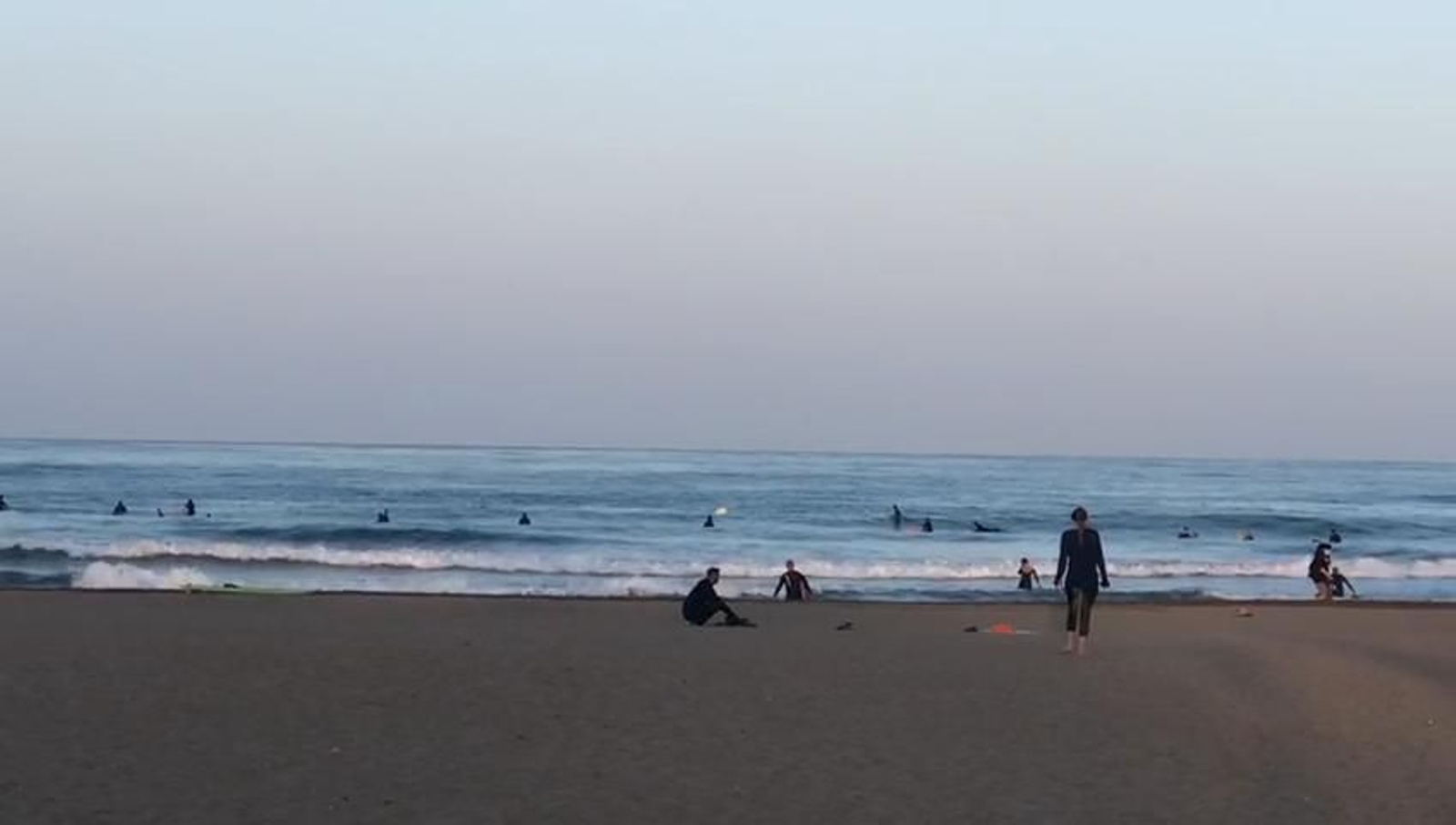 Vídeo: Surfistas en la playa de La Misericordia y Sacaba en Málaga