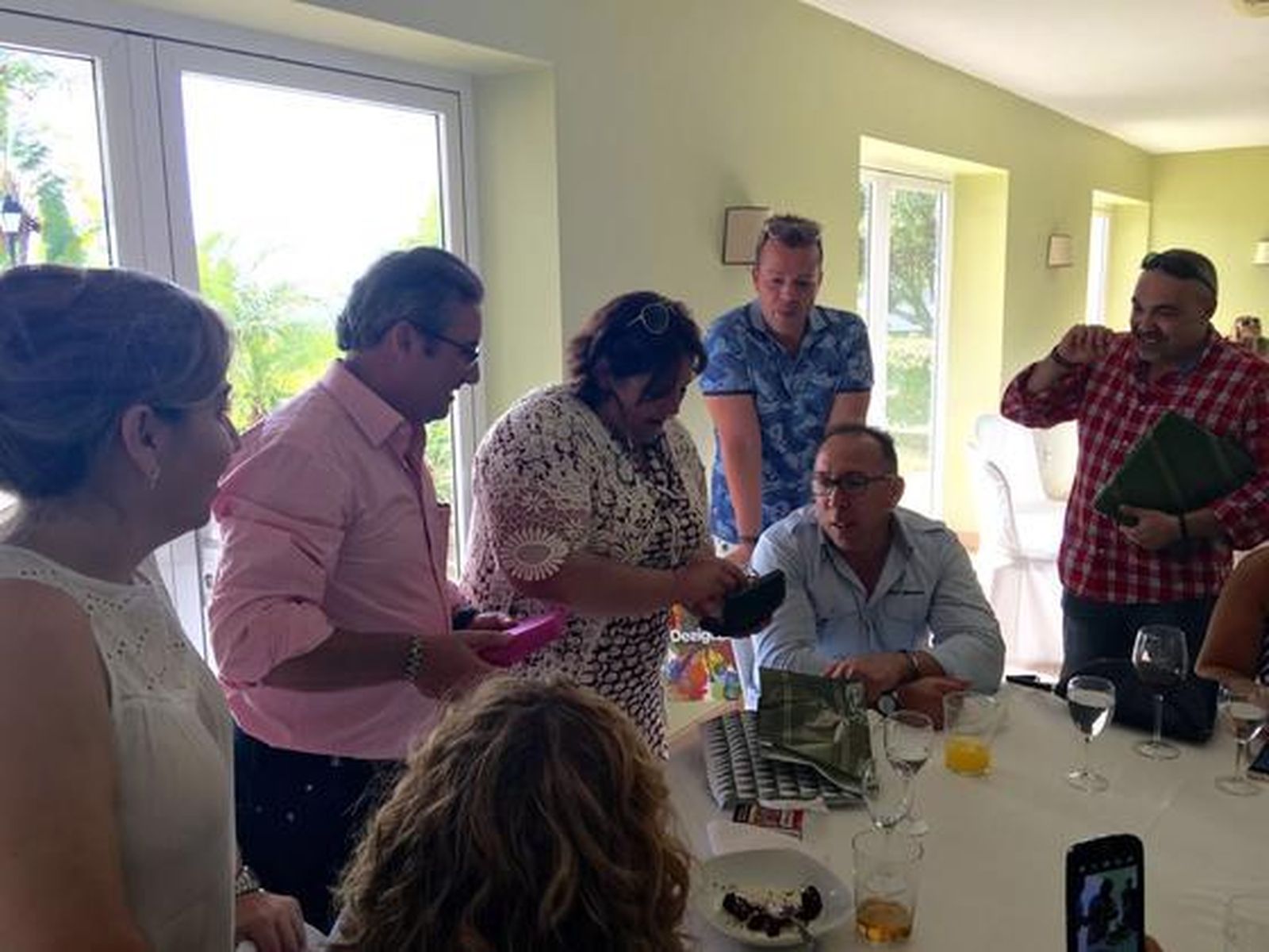 José María Manzano, haciendo entrega de uno de los regalos a la homenajeada.

Foto: Ignacio Casas de Ciria