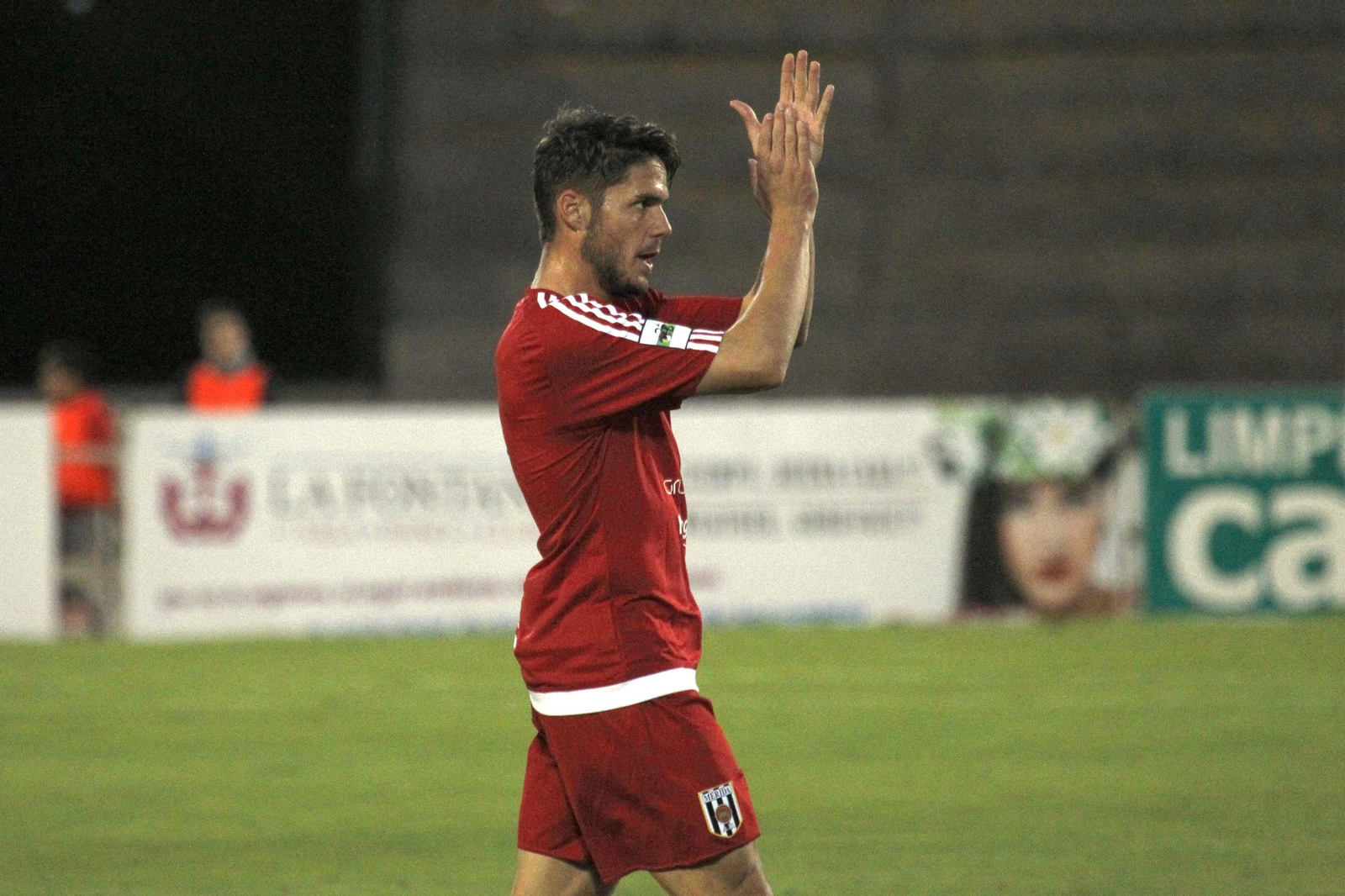 José Ramón aplaude a la grada del Municipal en su regreso con la camiseta del Mérida.