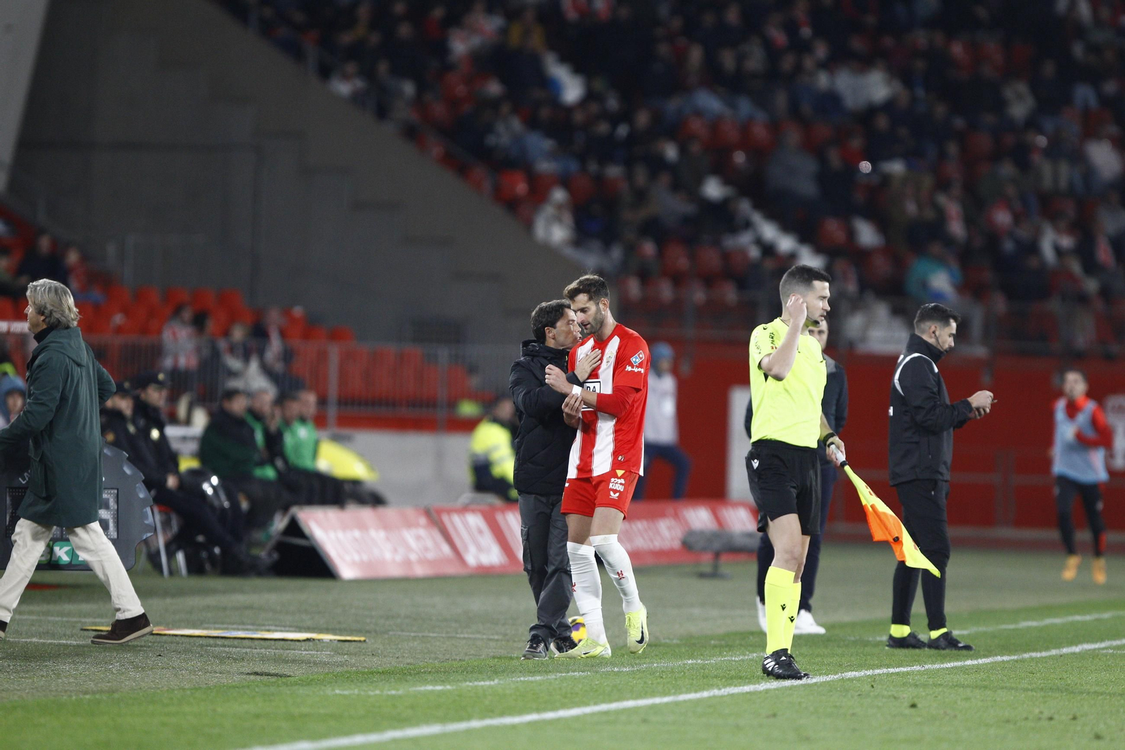 La U.D. Almería se impone por 1-0 al C.D. Mirandés y alcanza la segunda plaza, en imágenes