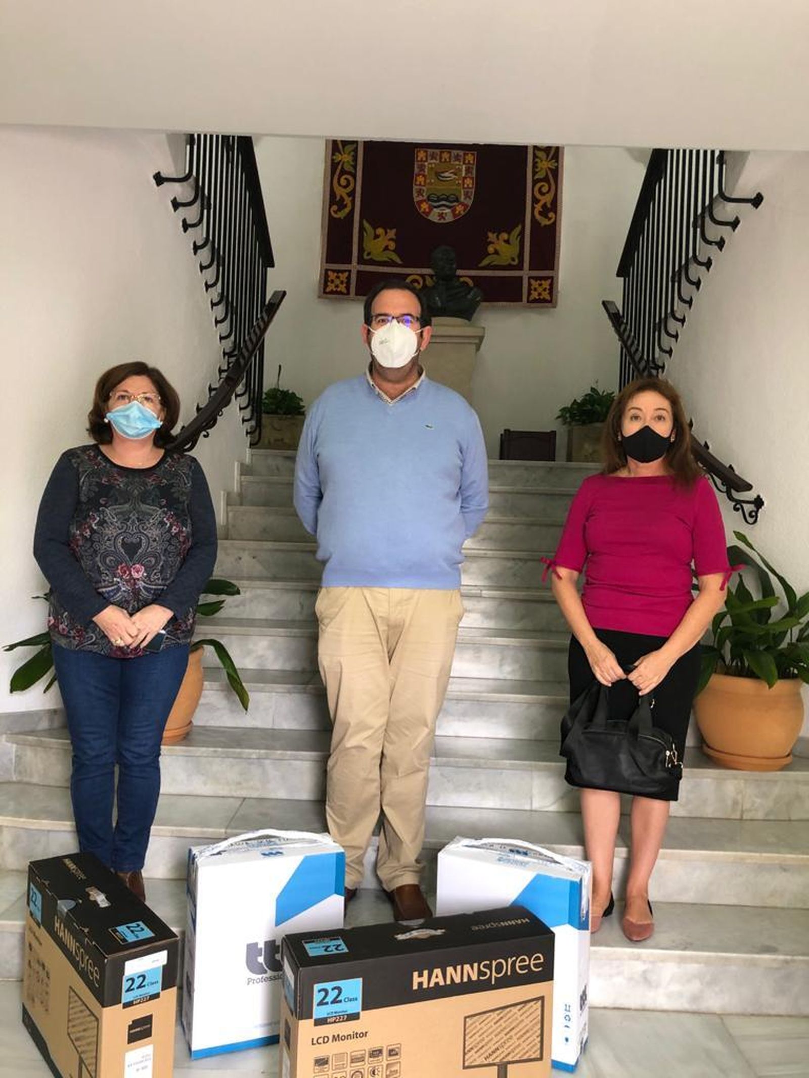 Alejandro López Valenzuela, alcalde de La Barca, con los nuevos equipos.