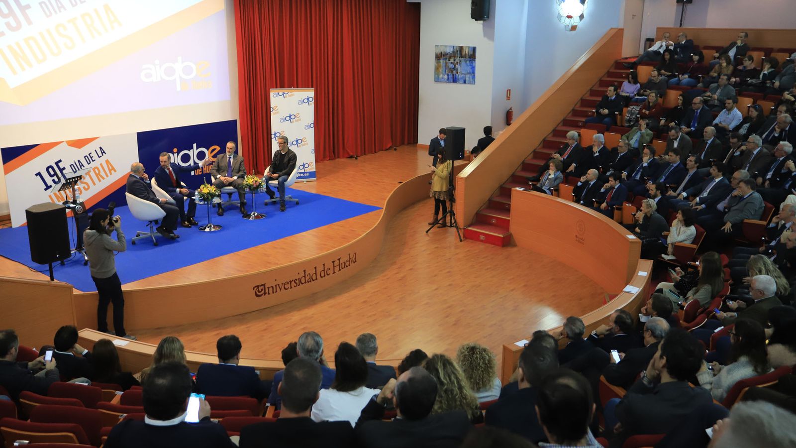El acto tuvo lugar en el salón de actos de la Facultad de Derecho de la Universidad de Huelva.