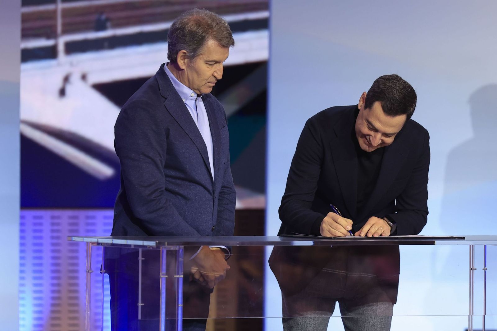 Juanma Moreno firma la 'Declaración de Zaragoza' en presencia de Feijóo.