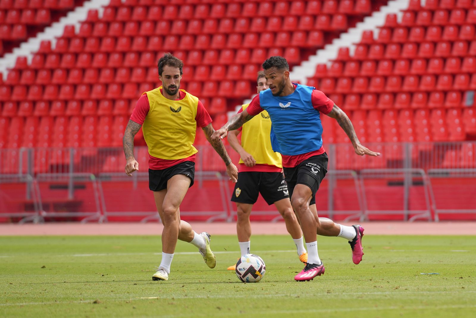 Eguaras encima a Luis Suárez en el entrenamiento del jueves