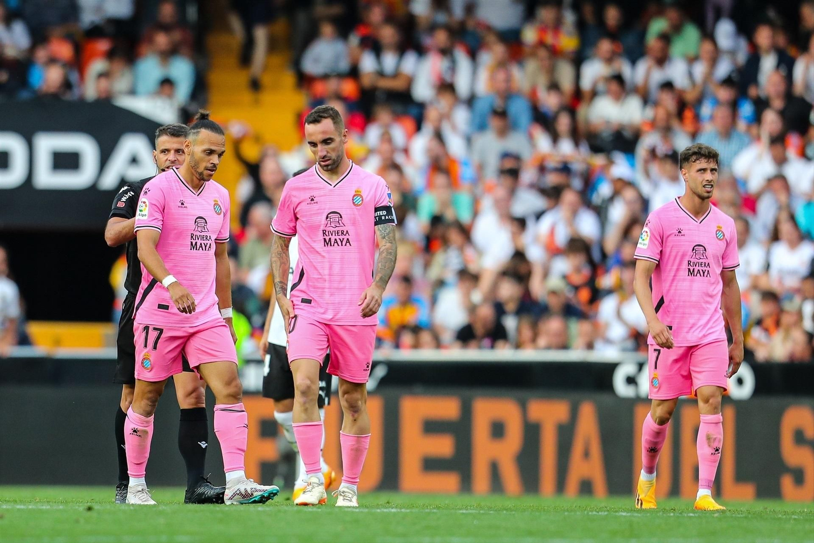 Jugadores del Espanyol tras consumarse su descenso en Mestalla.