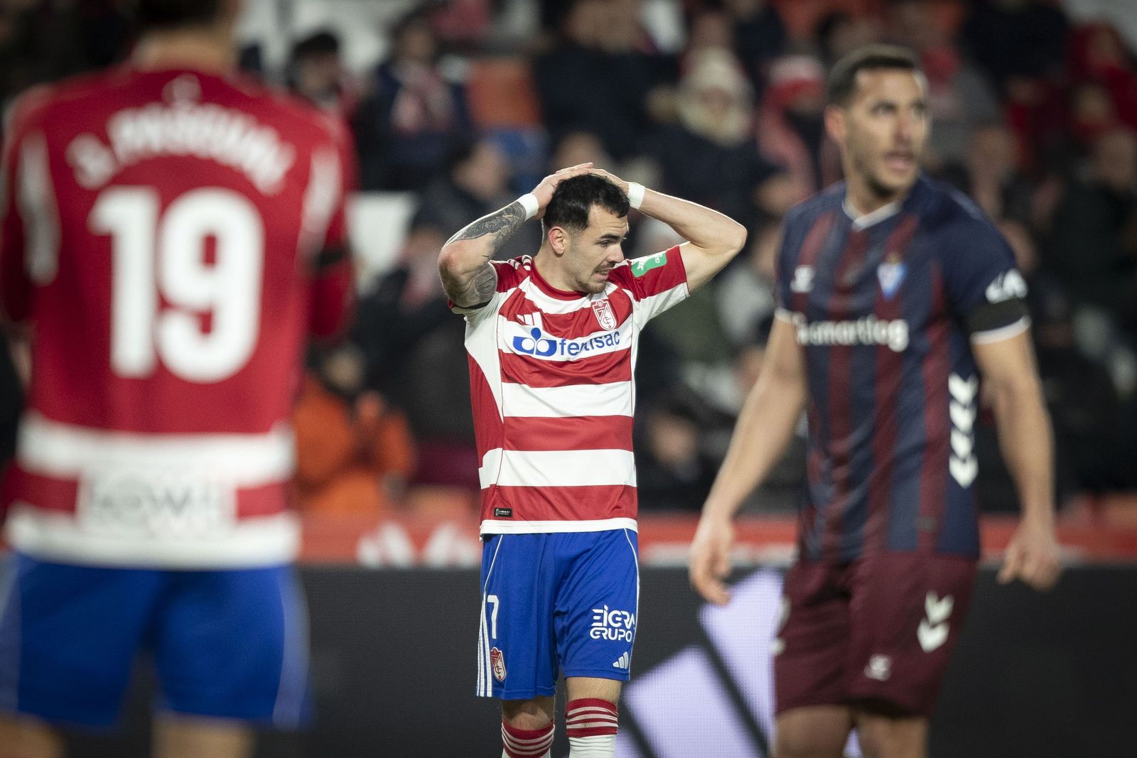 Álex Sola se lamenta en el partido ante el Eibar.