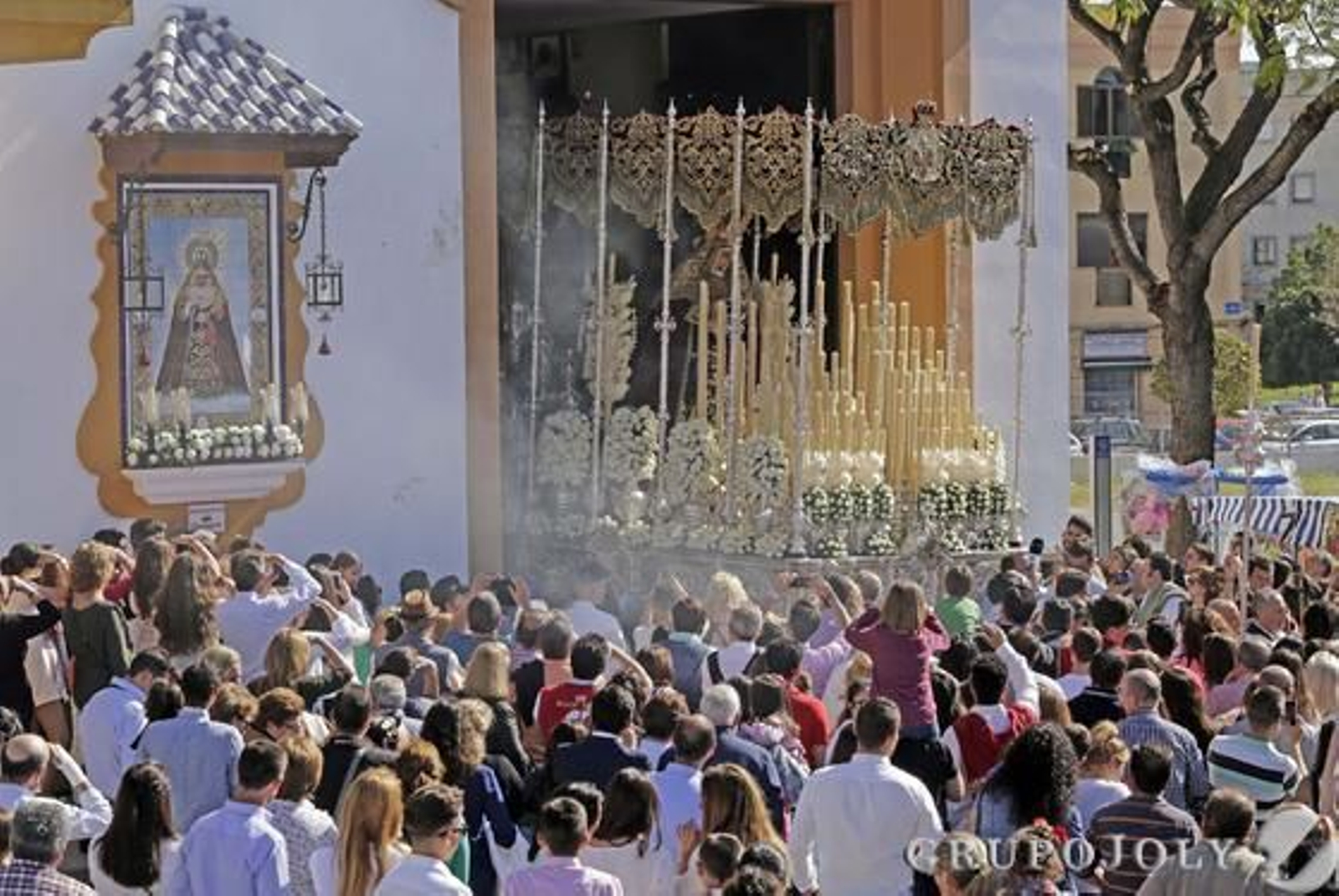 El palio de María Santísima de la Candelaria saliendo desde Santa Ana.

Foto: Manuel Aranda