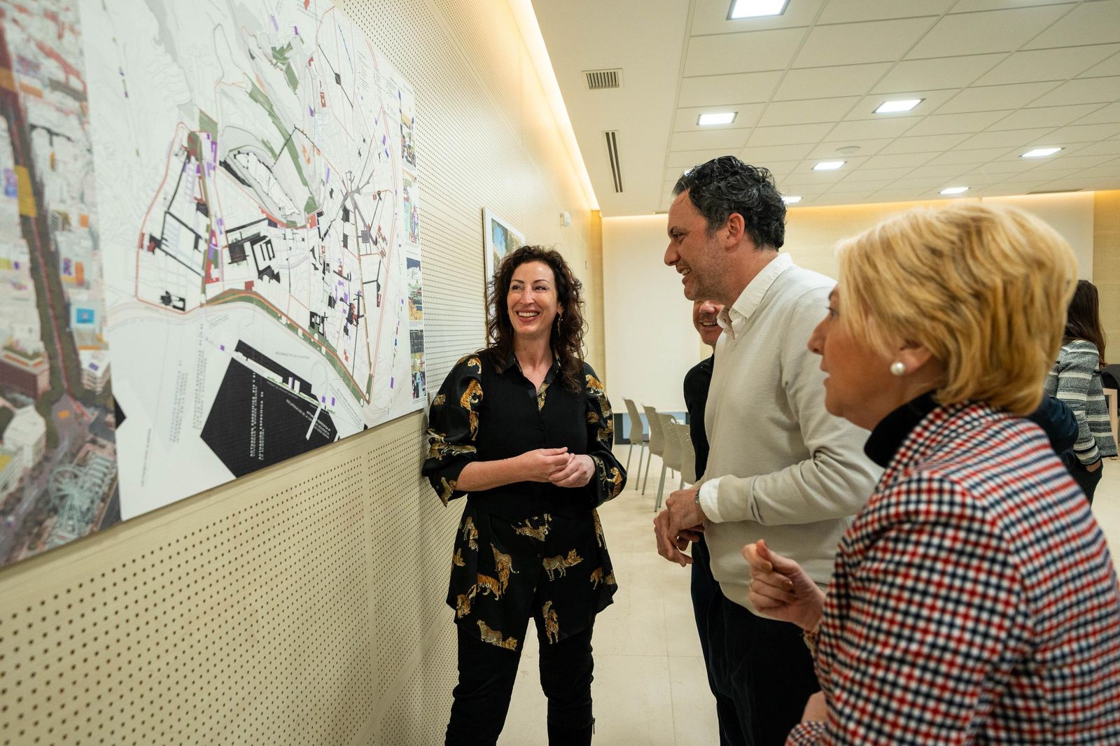 La alcaldesa observa la propuesta ganadora del Plan del Casco Histórico